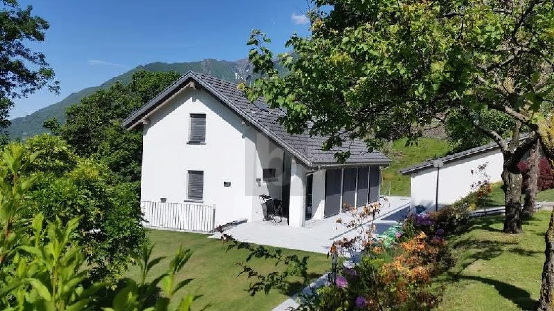 Moderne und geräumige Immobilie mit großem Garten