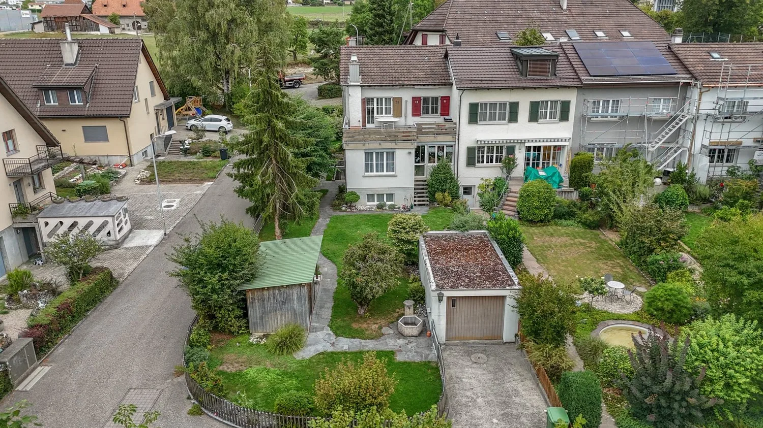 City-near living with plenty of space - row house with 460 m² plot