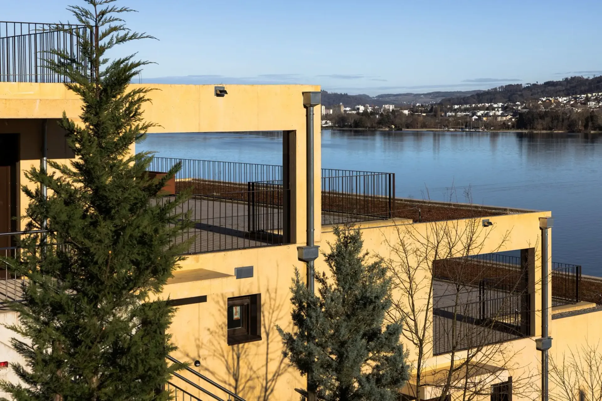 Terraced house with unobstructable lake view - all on one level