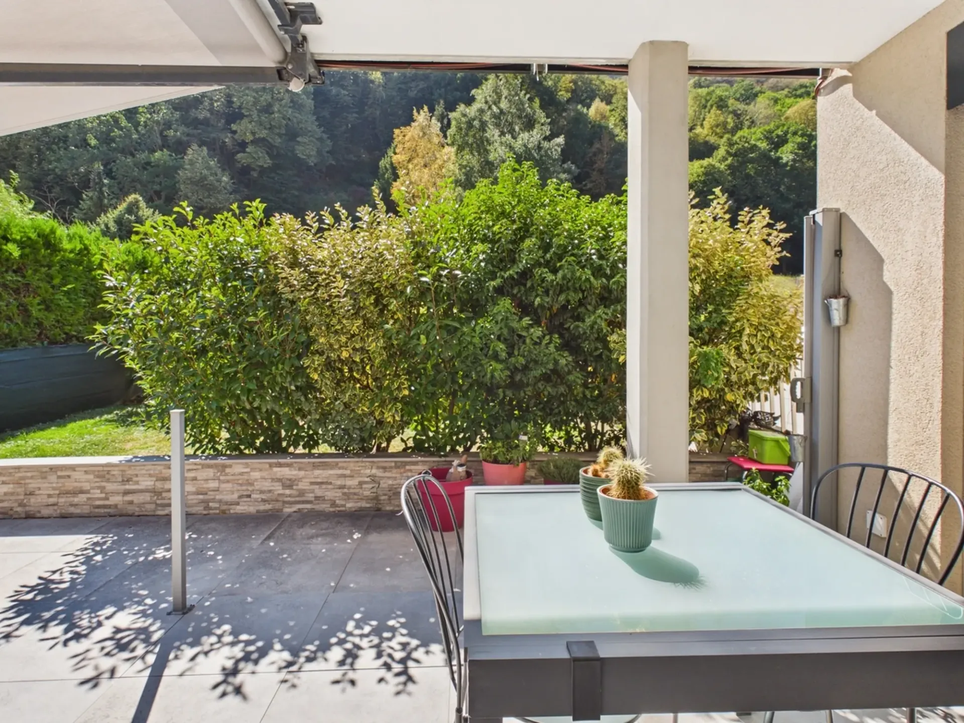 Magnifique terrasse et à proximité de la forêt
