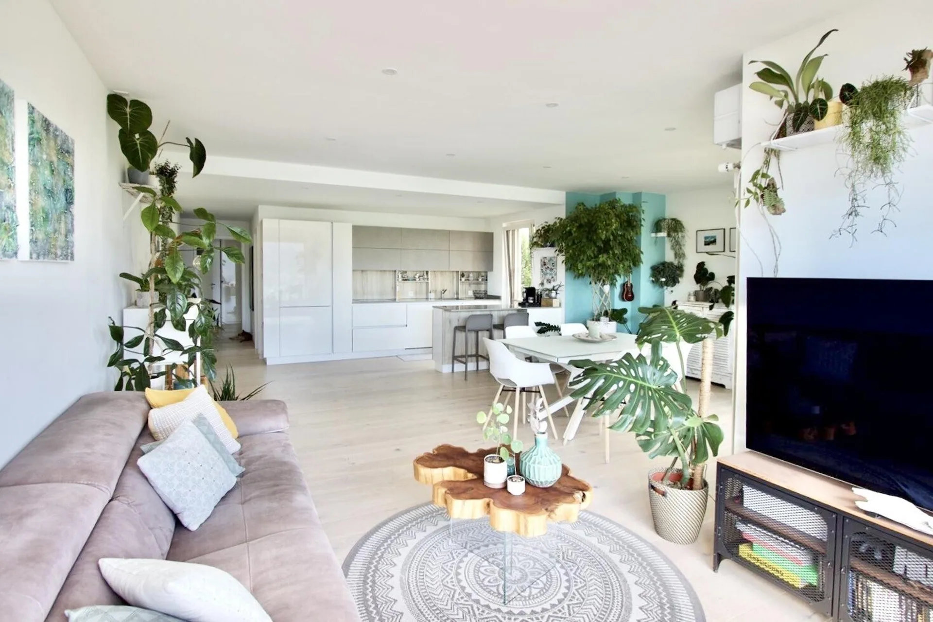 Großzügige 3.5-Zimmer-Wohnung mit Terrasse und Seeblick in Vernate