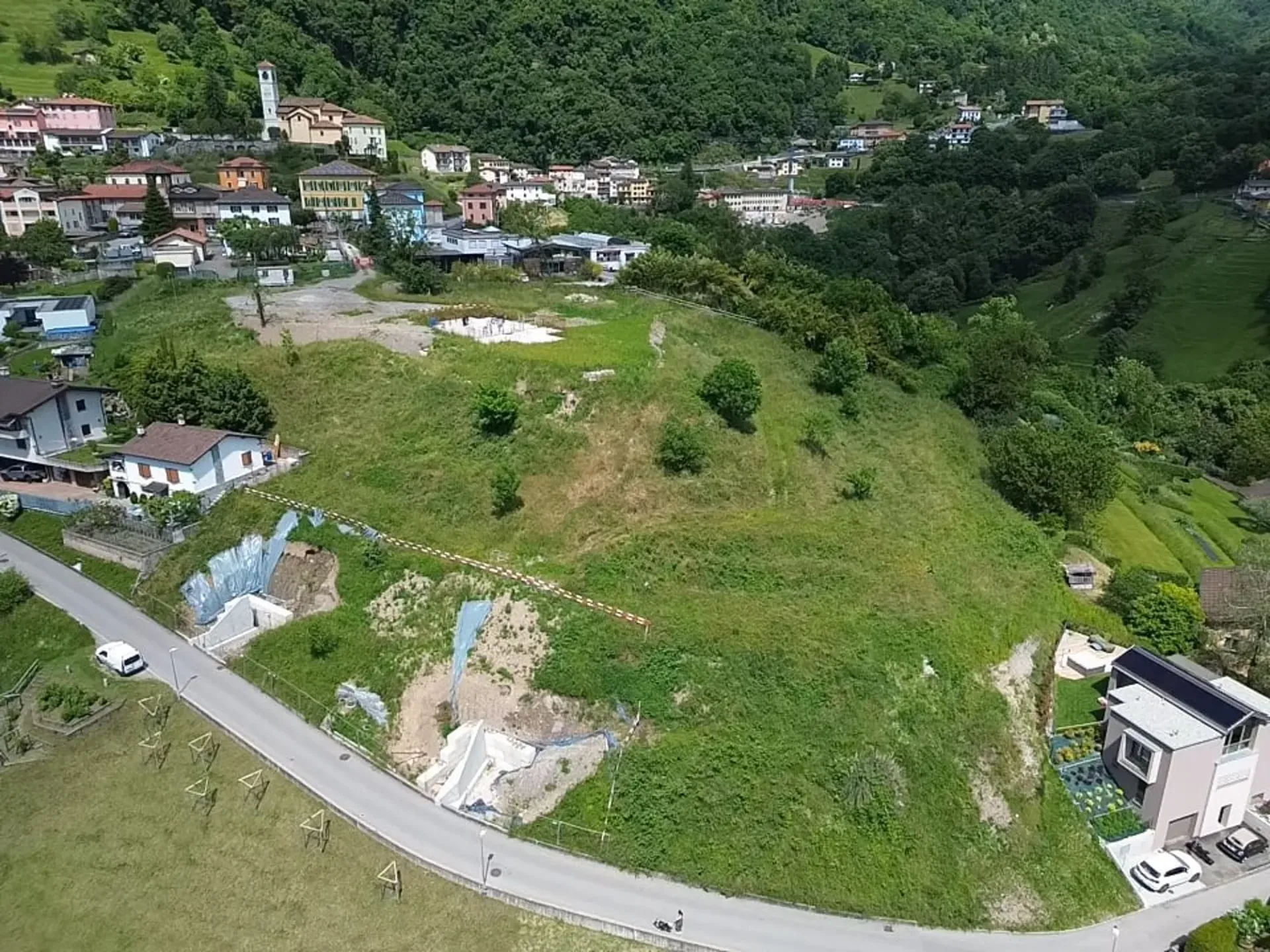 Terrain constructible avec licence pour 4 maisons unifamiliales à Arogno