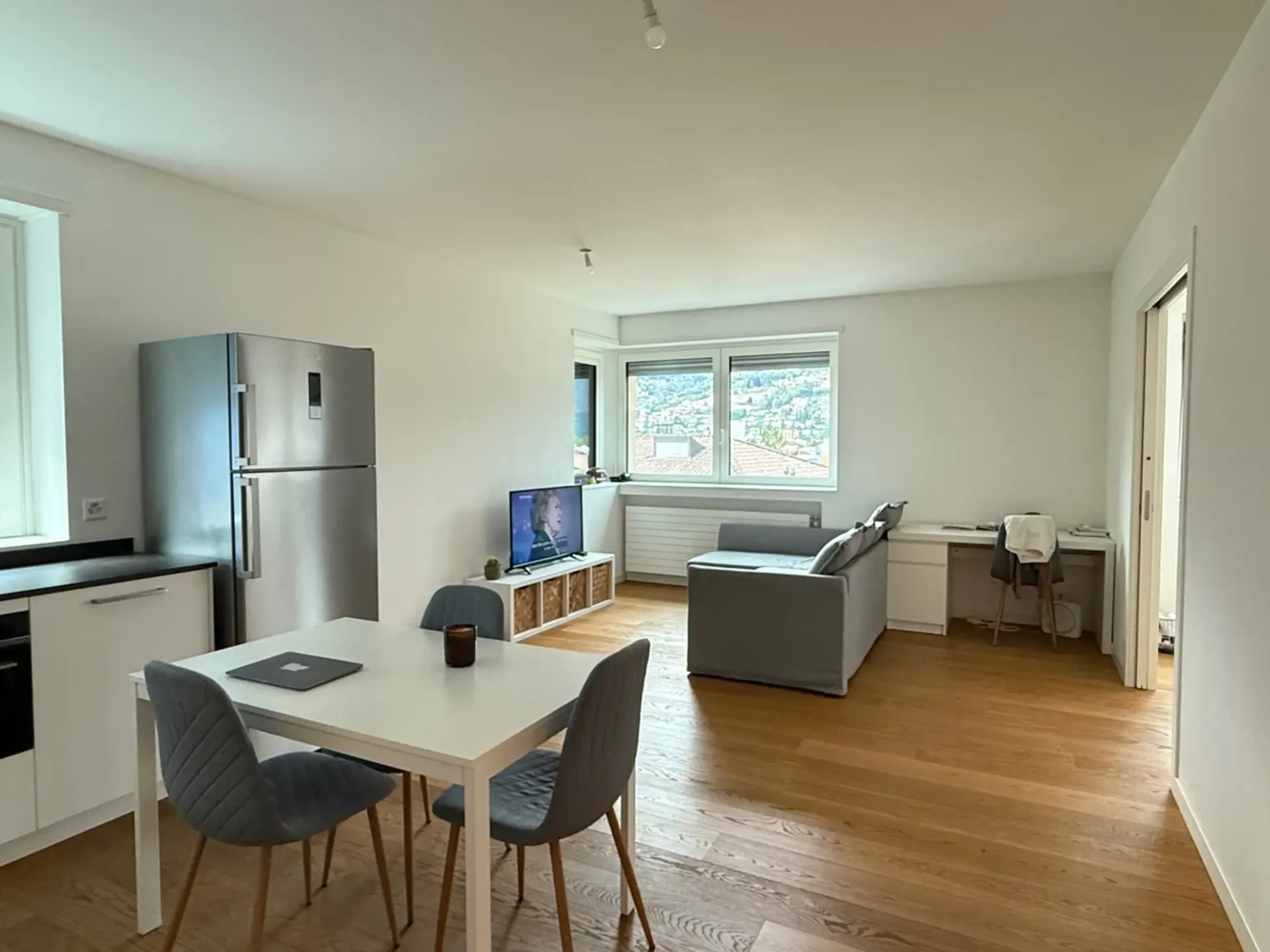 GROßES UND MODERNES 2.5 ZIMMER WOHNUNG IM ZENTRUM mit Klimaanlage