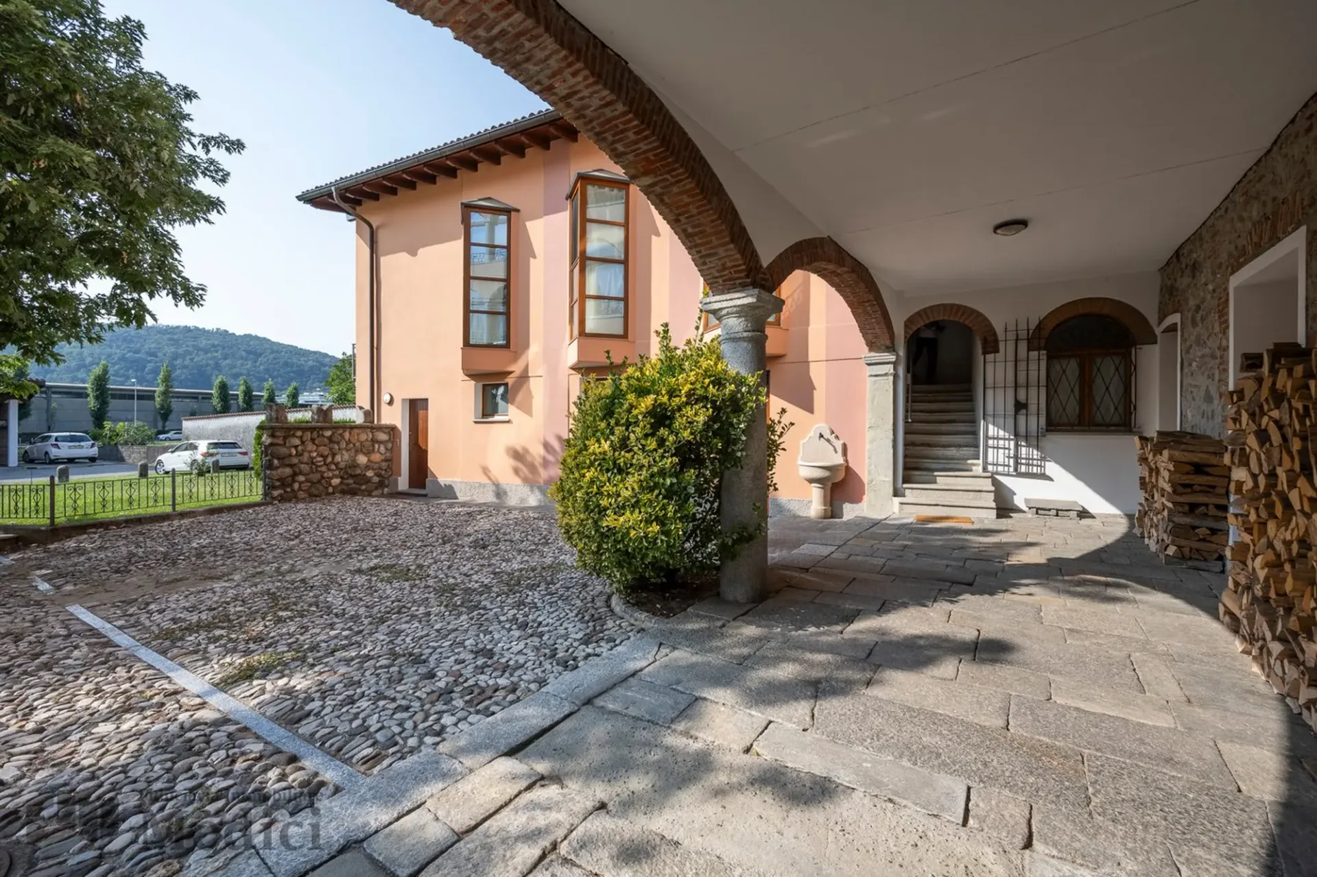 Elegantes Duplex 2.5 Zimmer in charakteristischem tessinischen Innenhof