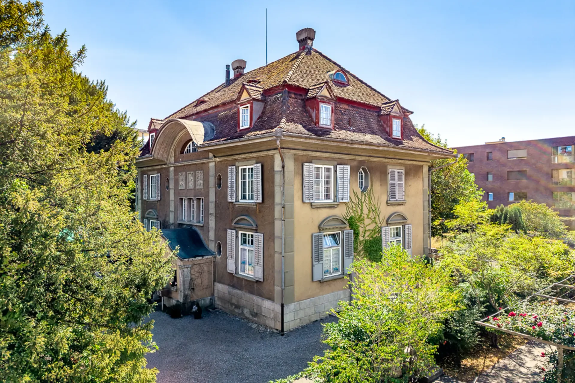 Lenzburg: Stadtvilla mit Umschwung