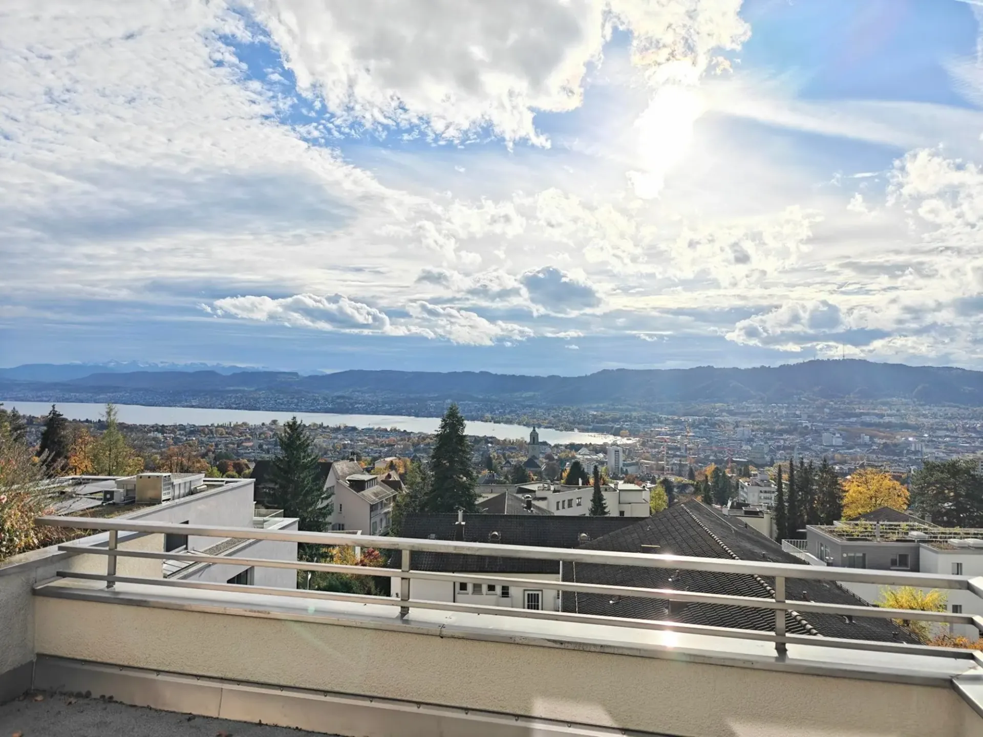 Appartement attique meublé de 2,5 pièces avec terrasse de rêve