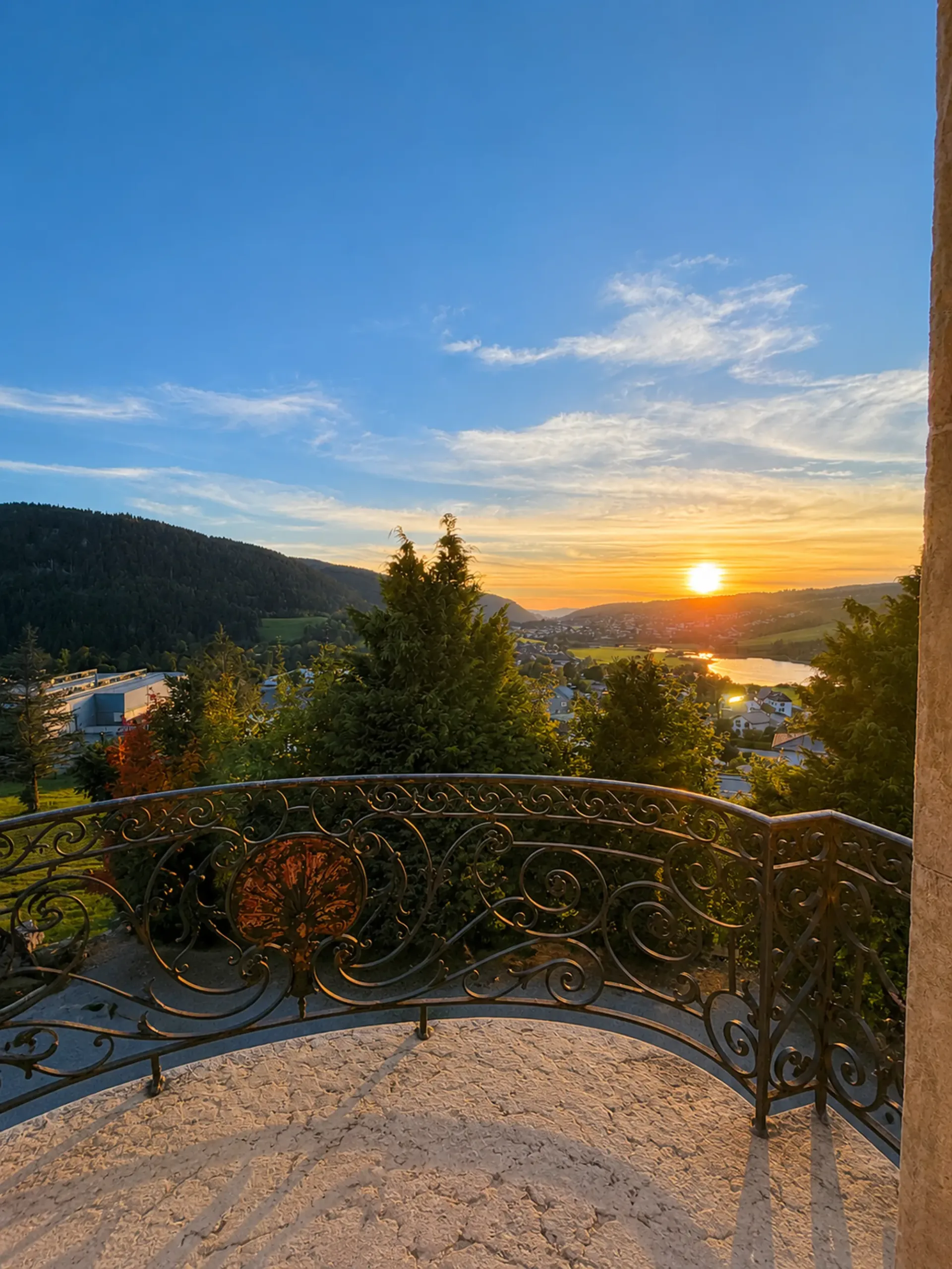 Mit Balkon und Seeblick in einem renovierten Herrenhaus