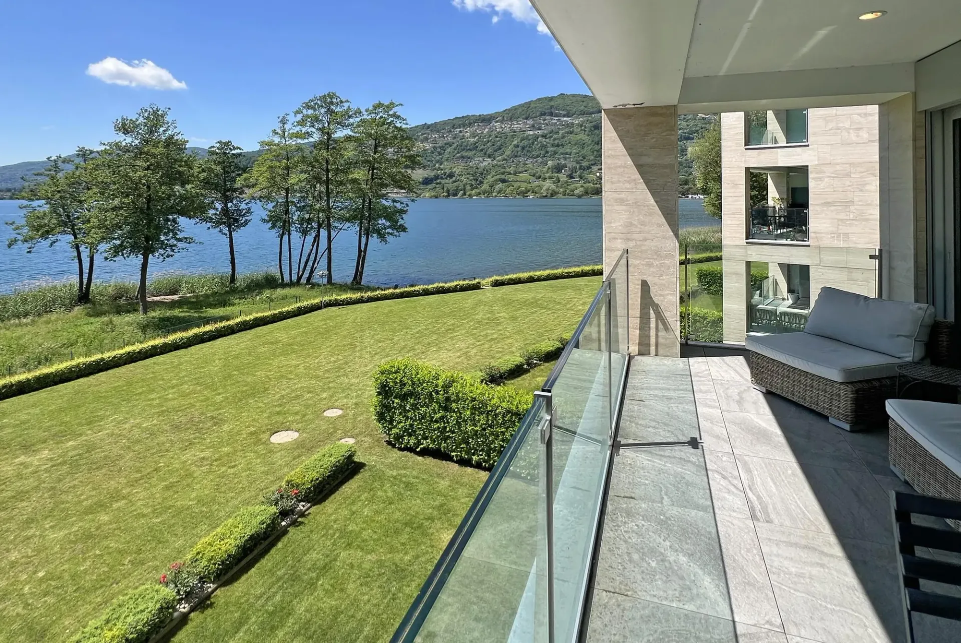 STUPENDES UND MODERNES 4.5-ZIMMER-WOHNUNG MIT TERRASSE UND SEEBLICK IN MUZZANO