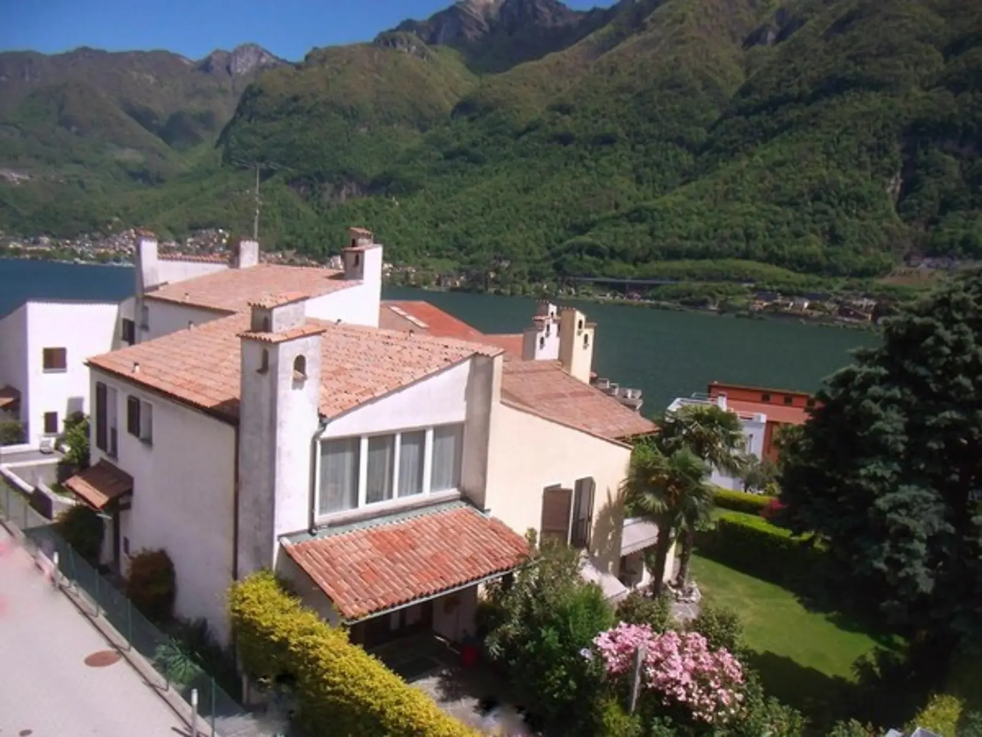 Haus mit teilweisem Seeblick in Riva San Vitale