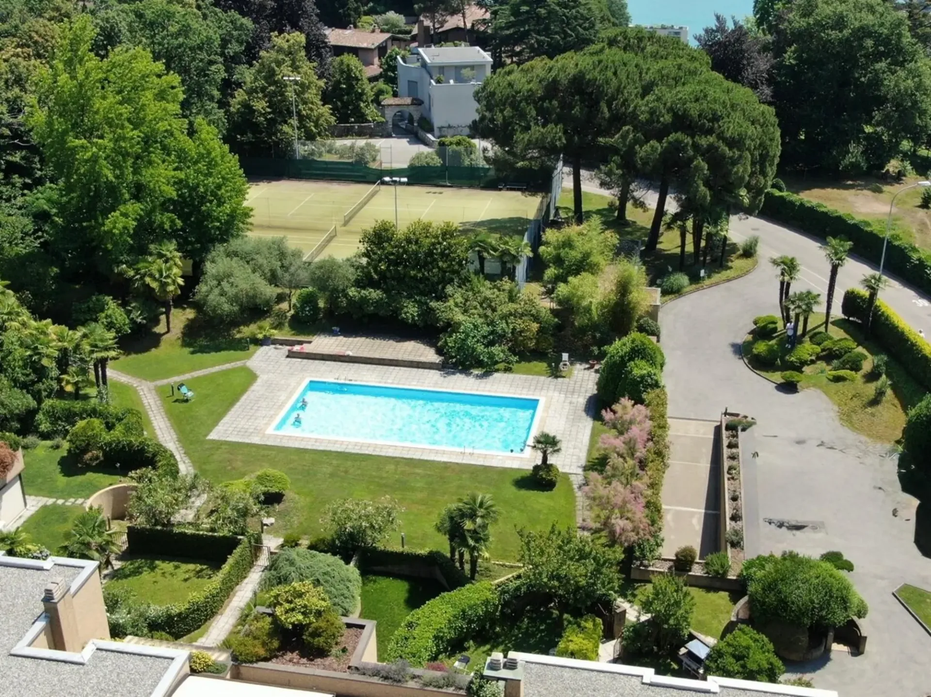 VIVERE COLLINA DORO: HAUS MIT GARTEN IN RESIDENZ MIT POOL UND TENNIS
