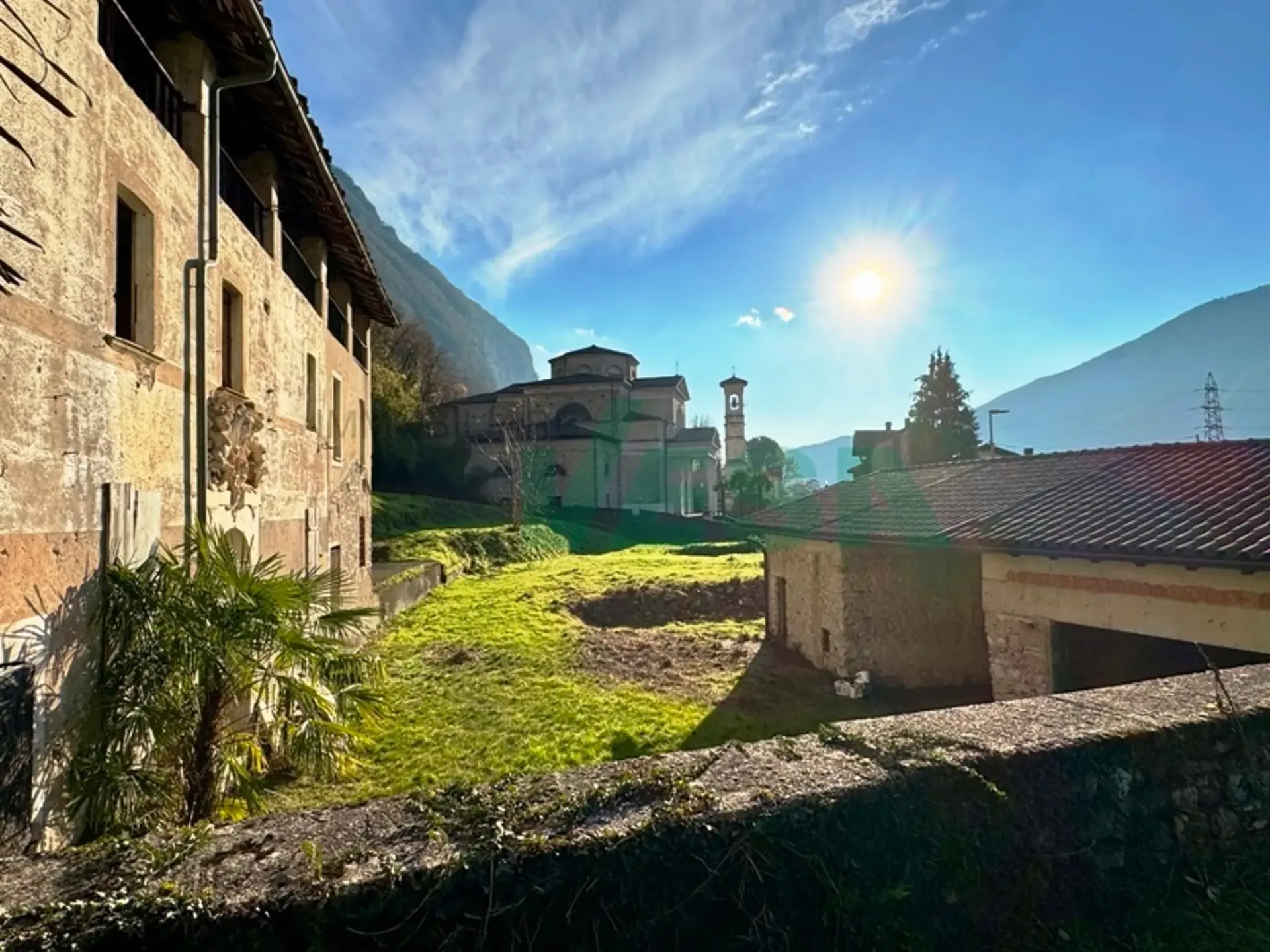 Bel terreno edificabile in splendida posizione tranquilla e soleggiata