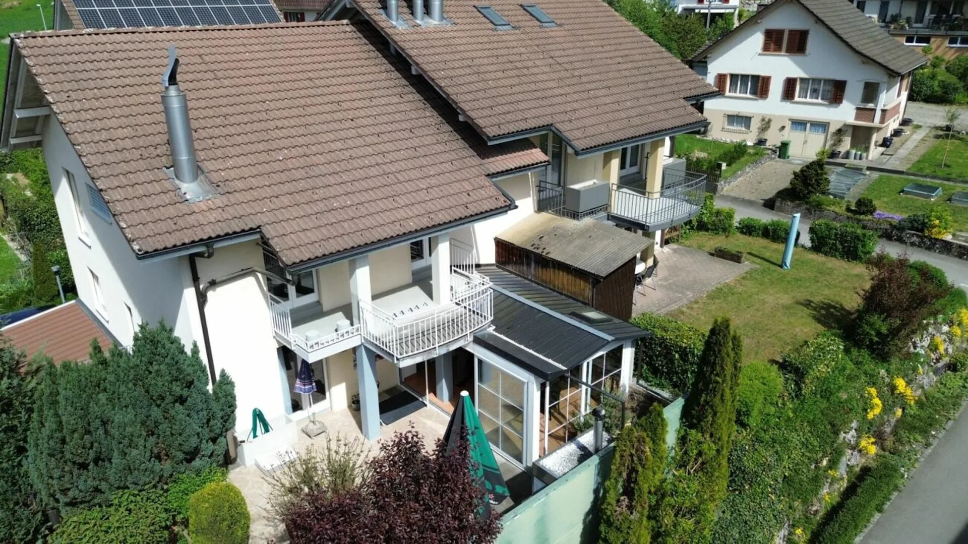 Ihr neues Zuhause: 6.5-Zimmer Doppeleinfamilienhaus mit Wintergarten