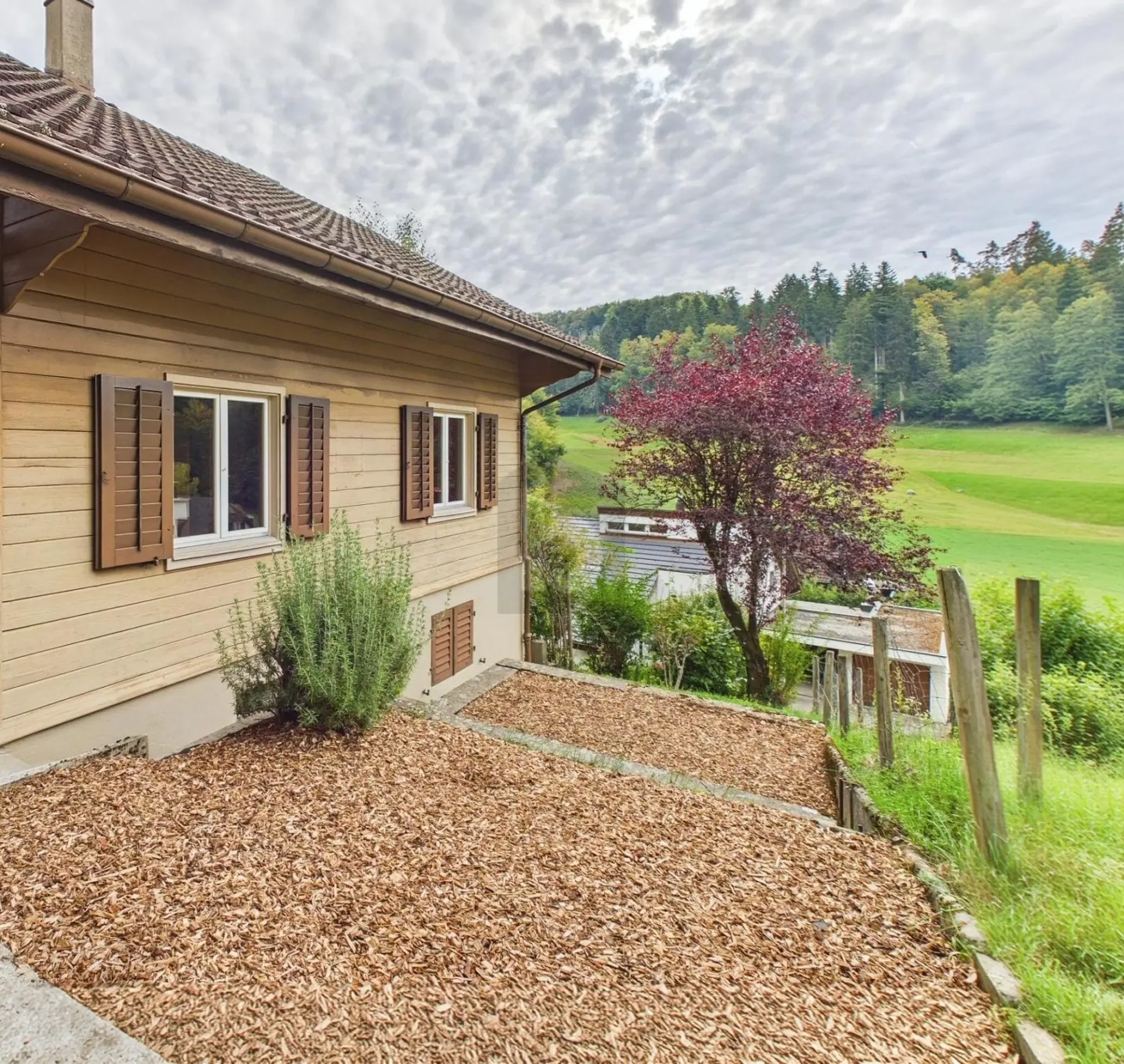 IDYLLISCHES WOHNEN IM GRÜNEN MIT VIEL FREIRAUM