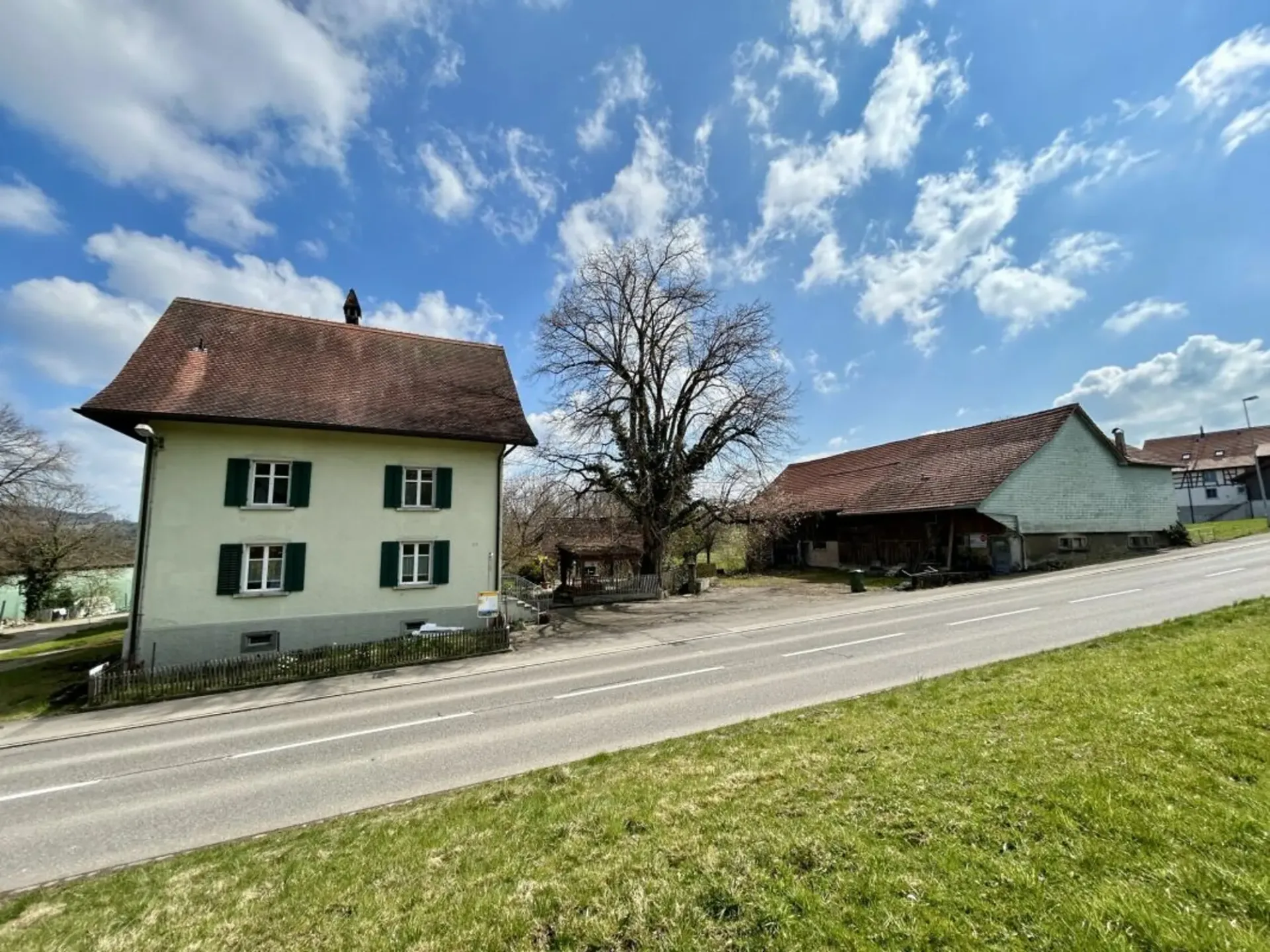 Zweifamilienhaus mit Scheune und Umschwung