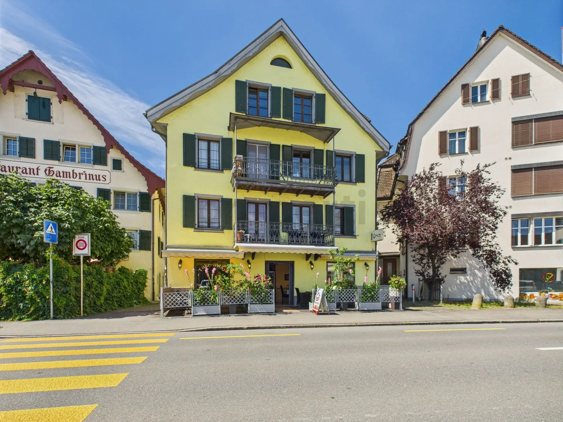 Zentrale Lage am Bahnhof, Helle Räume & Optimal Vernetzt!