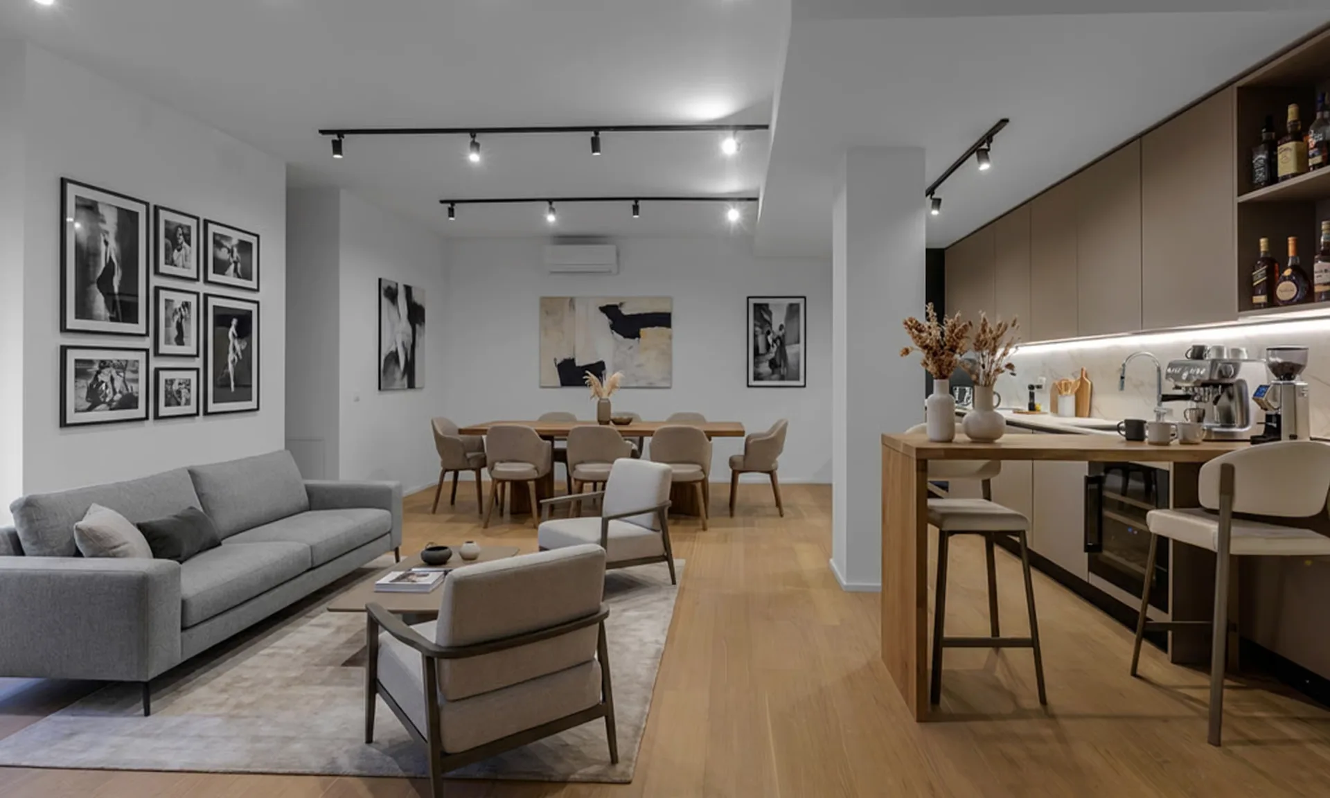 ELEGANTES UND GERAUMIGES 2.5-ZIMMER-WOHNUNG IN CASSARATE RENOVIERET