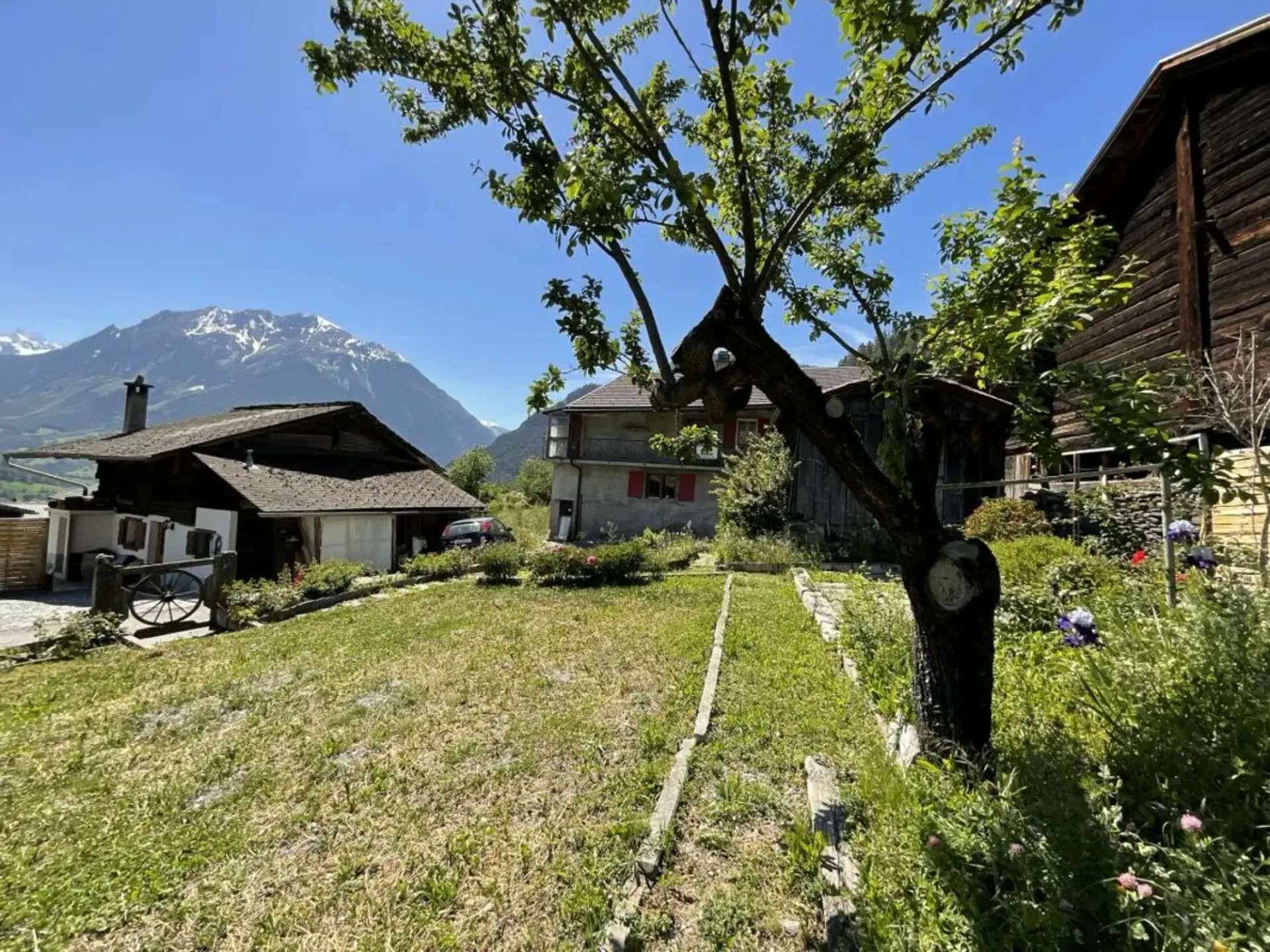 Appartement und Grundstück zu verkaufen im Dorf Vollèges