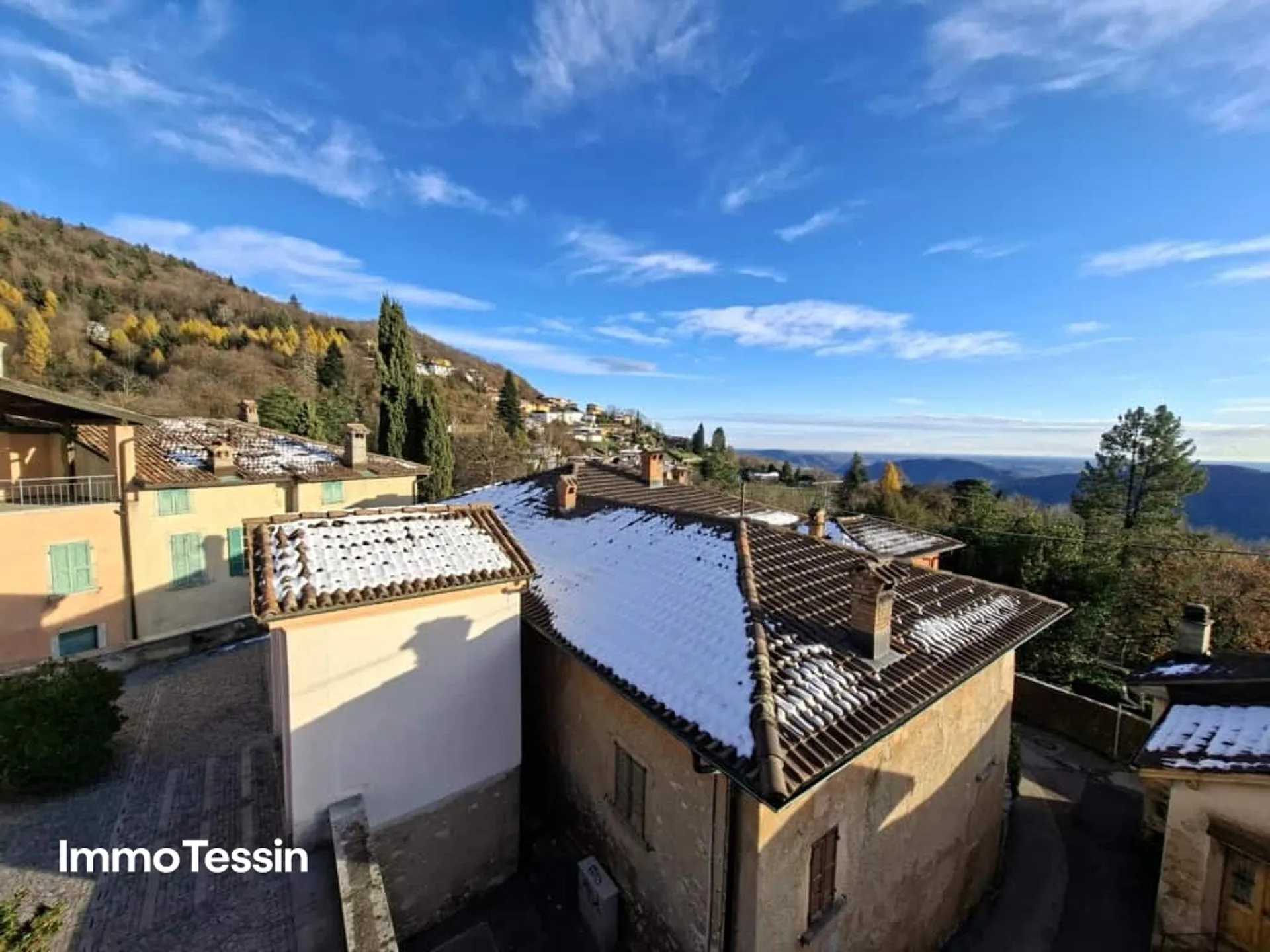 RENDITE: Elegantes, luxuriös saniertes Mehrfamilienhaus mit 3 Wohnungen an sonniger und ruhiger Panoramalage