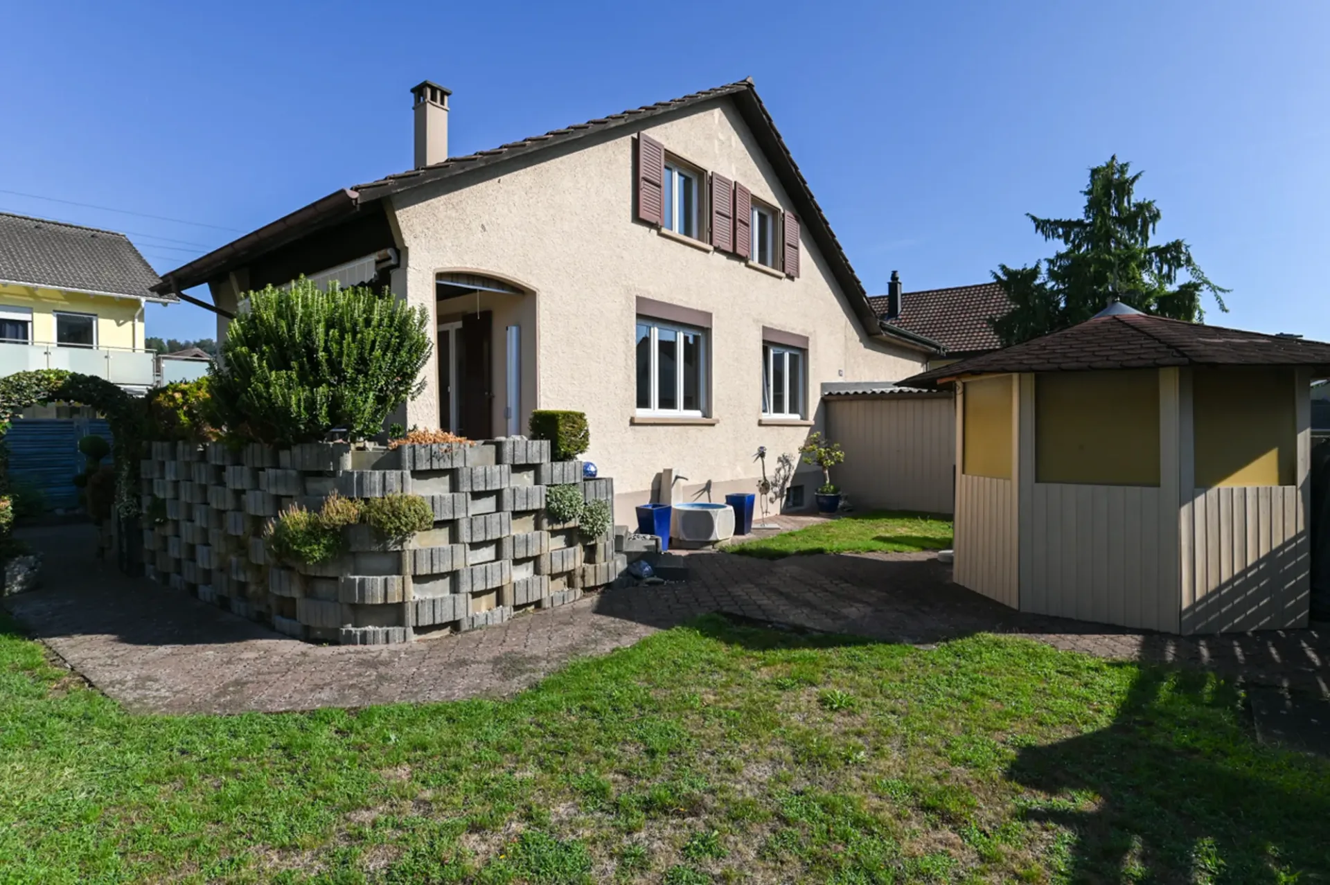 Freistehendes Haus mit grosser Werkstatt und vielen Parkplätzen