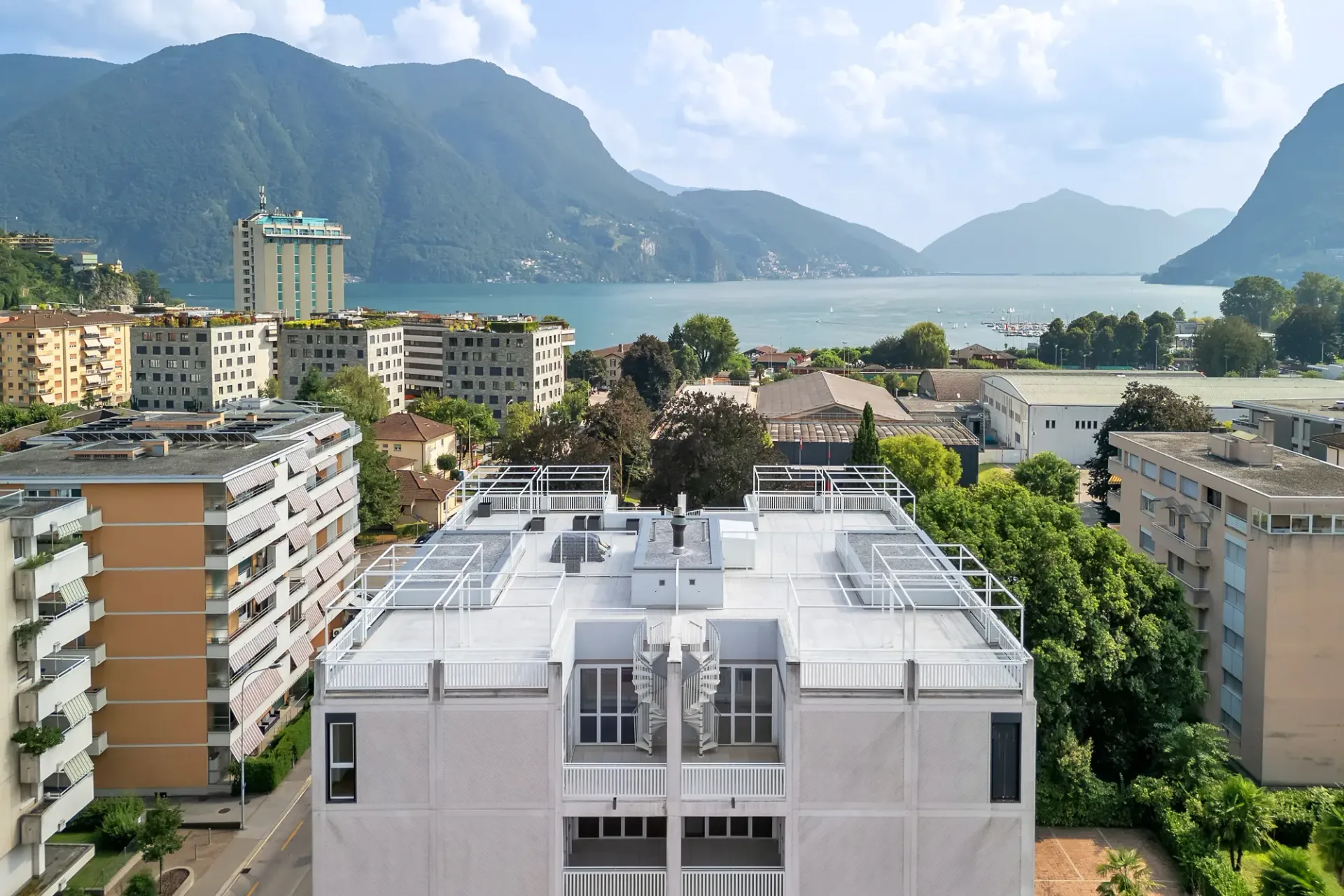 Dachgeschoss-Duplex mit Dachterrasse und Seeblick