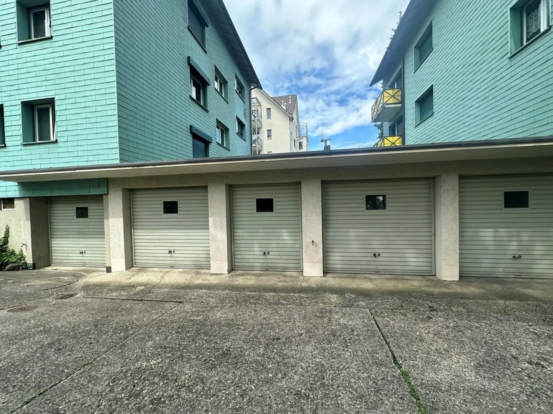 Boîte de garage centrale pour petites voitures ou motocyclettes