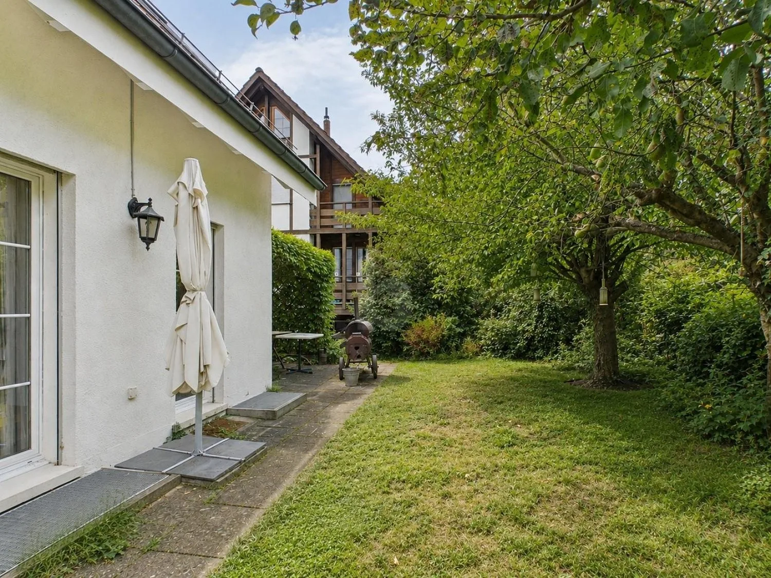 FREISTEHEND, GROSSZÜGIG MIT UMSCHWUNG