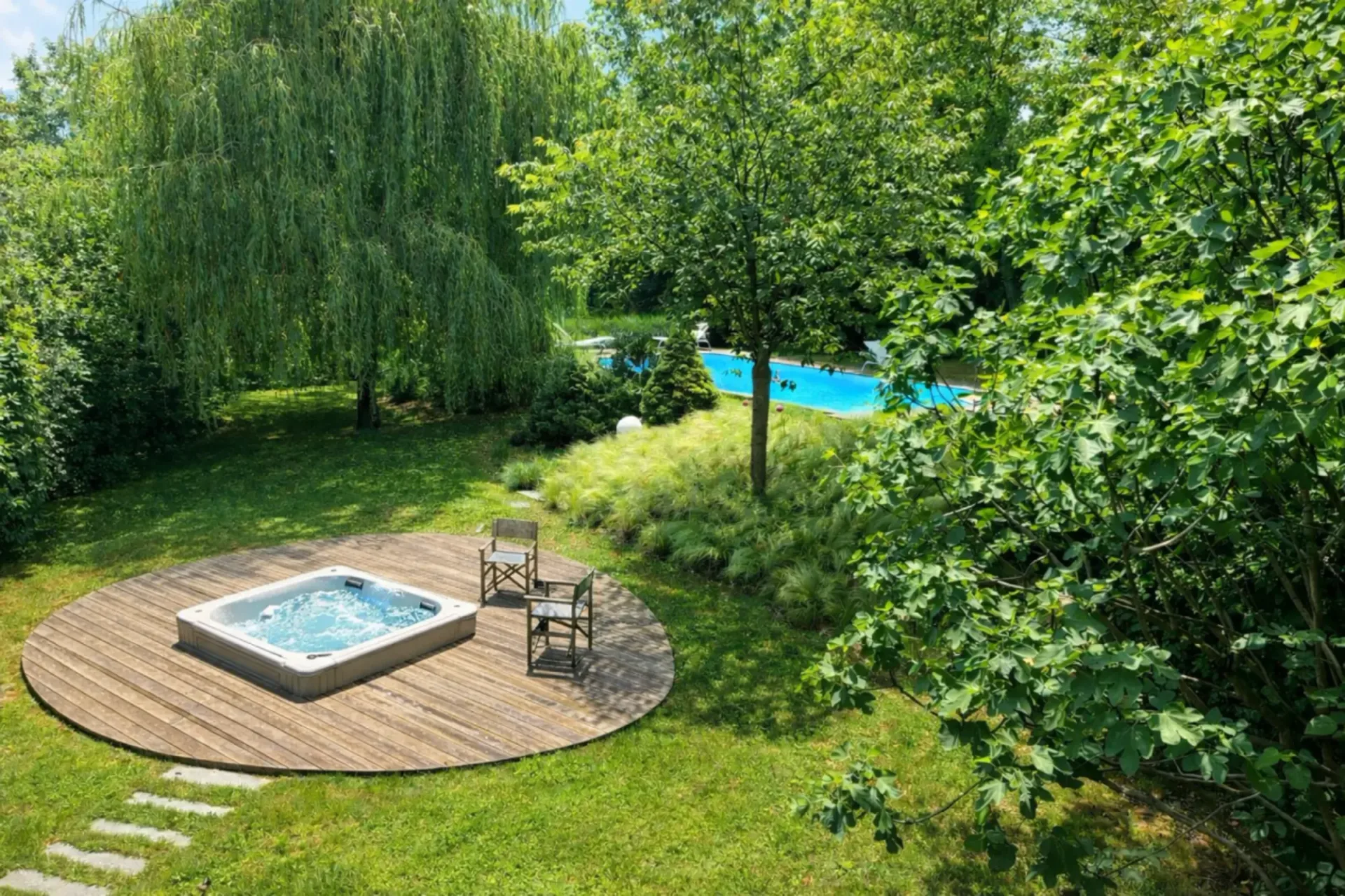 Familienvilla mit großem baumgesäumtem Grundstück, ausgestattet mit beheiztem Swimmingpool und Whirlpool