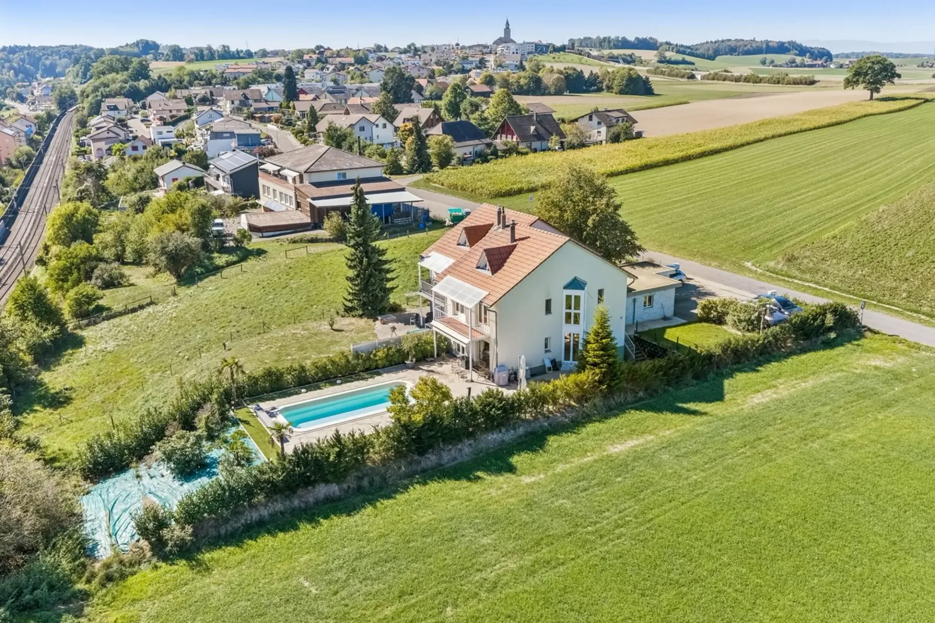 Semi-detached house with pool and independent studio