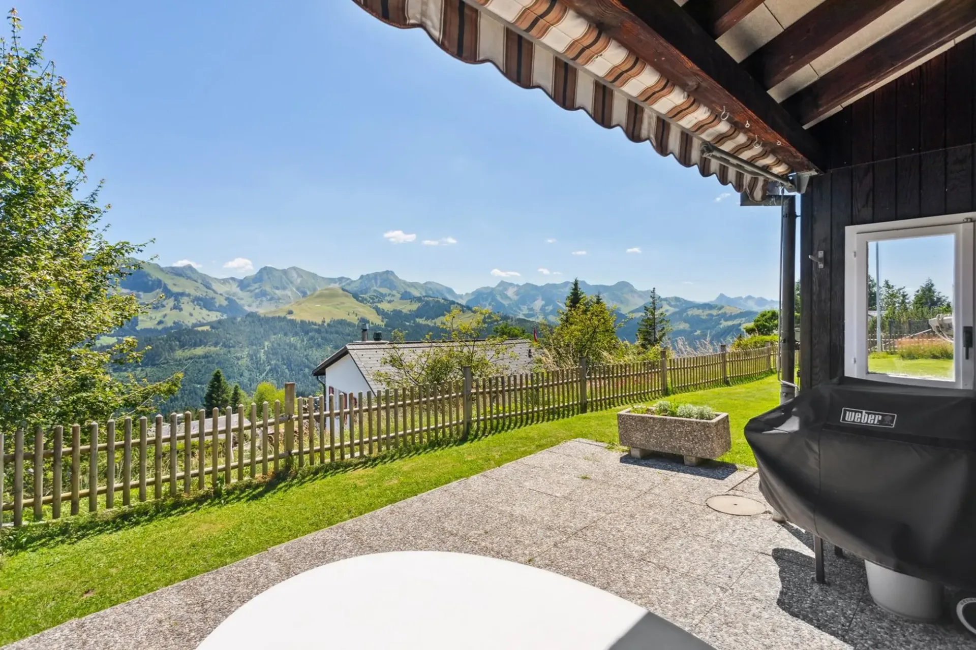Adlatus AG | Naturnahes Wohnen mit traumhafter Aussicht
