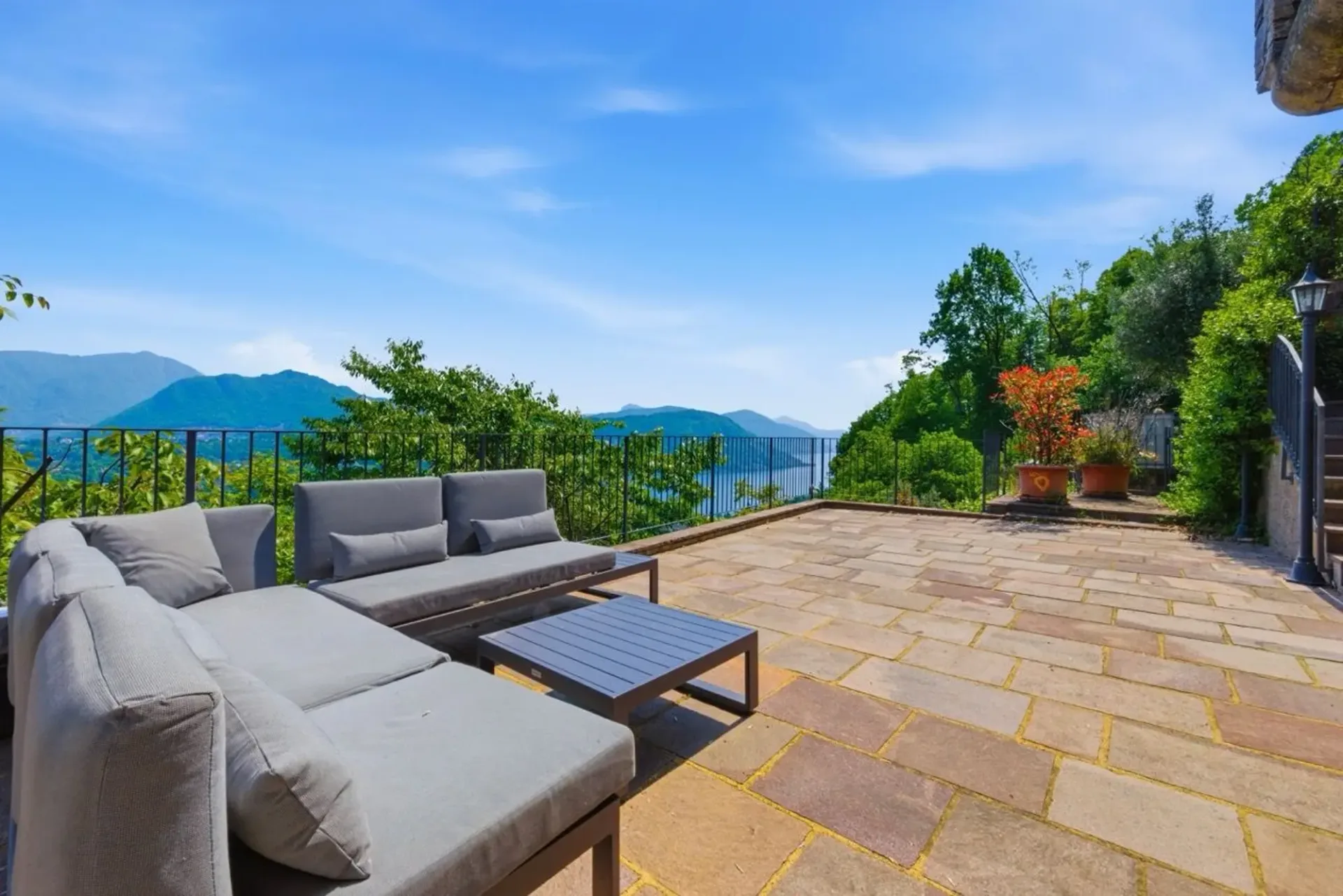 Eleganza e panorama: villa con vista lago e privacy