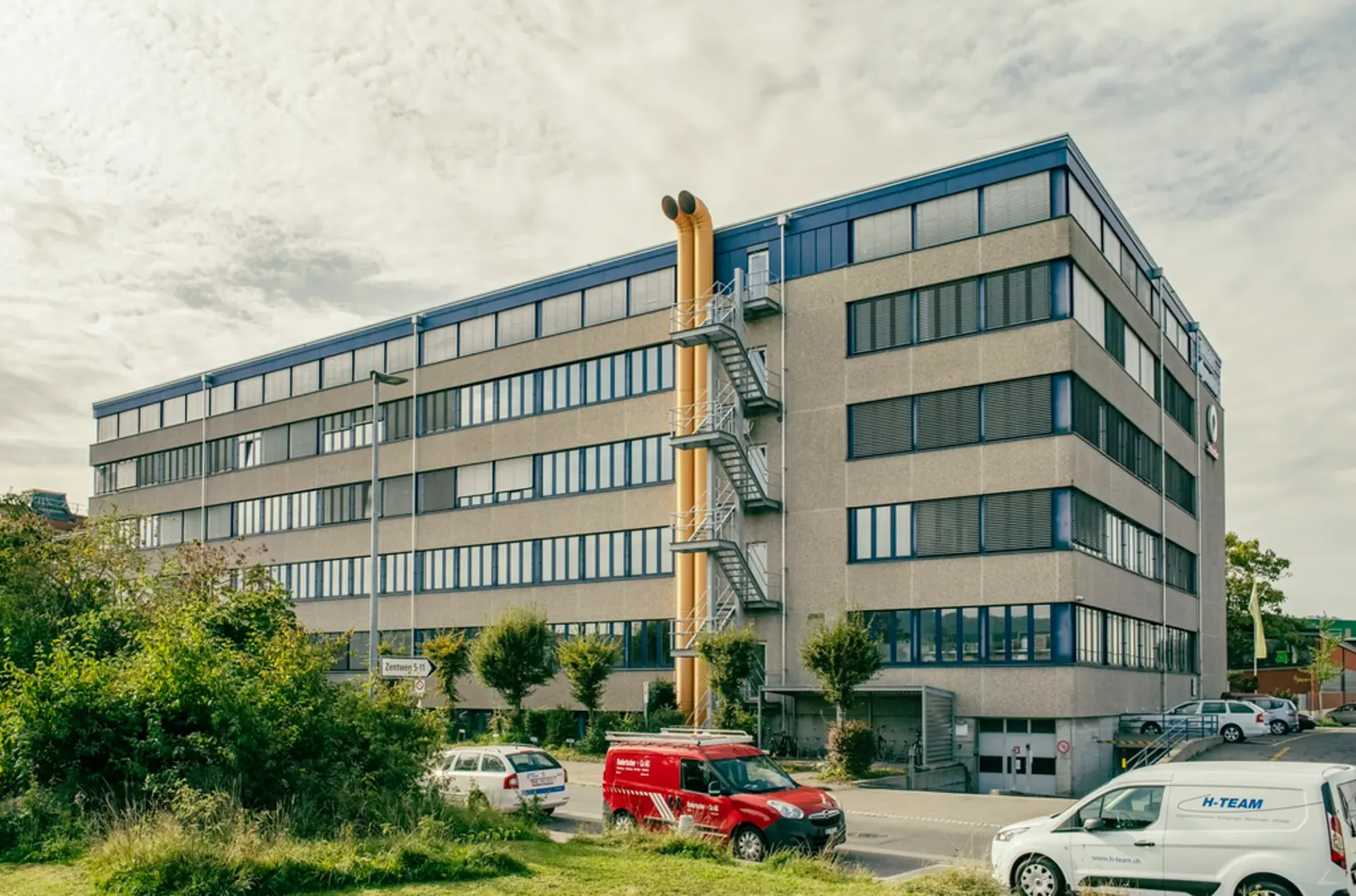 Zentrale Fläche imTiefparterre mit Tageslicht für Ihre Firma gesucht?