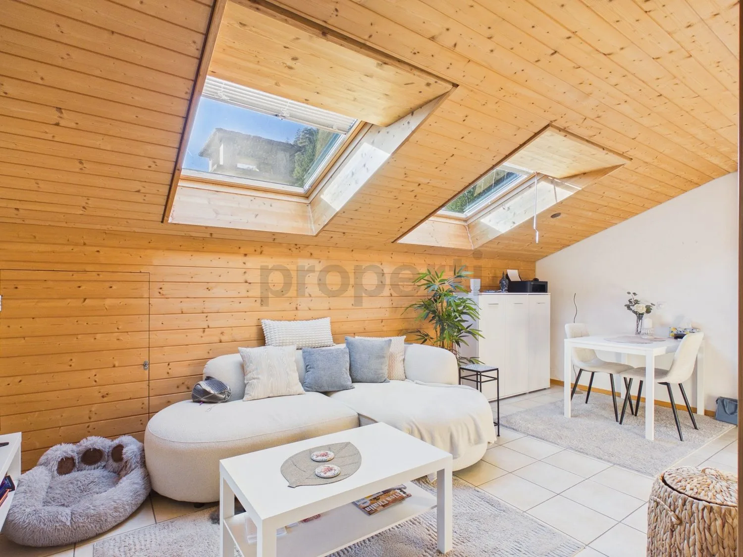 Süd-Balkon mit herrlicher Bergsicht: Gemütliches Dachgeschoss, Parkplatz inklusive, nah am Crestasee. Zweitwohnsitz möglich