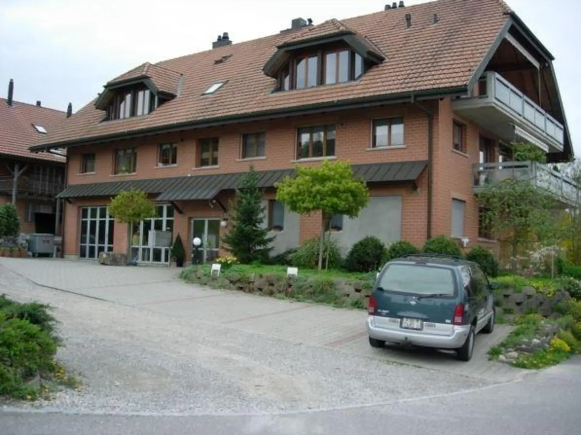 Charmante 4.5-Zimmer-Wohnung mit Kamin und Garten in Detligen