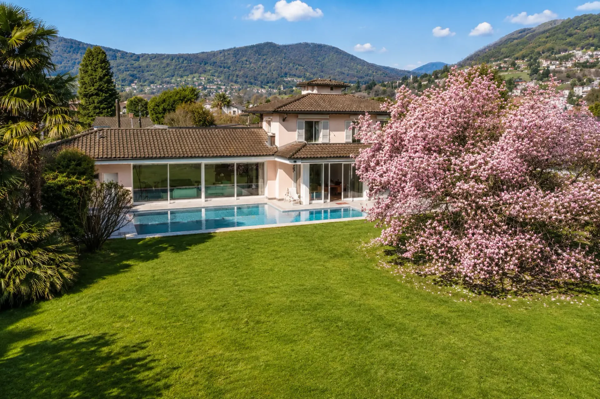 Villa Magnolia: Splendida villa fronte lago a Magliaso
