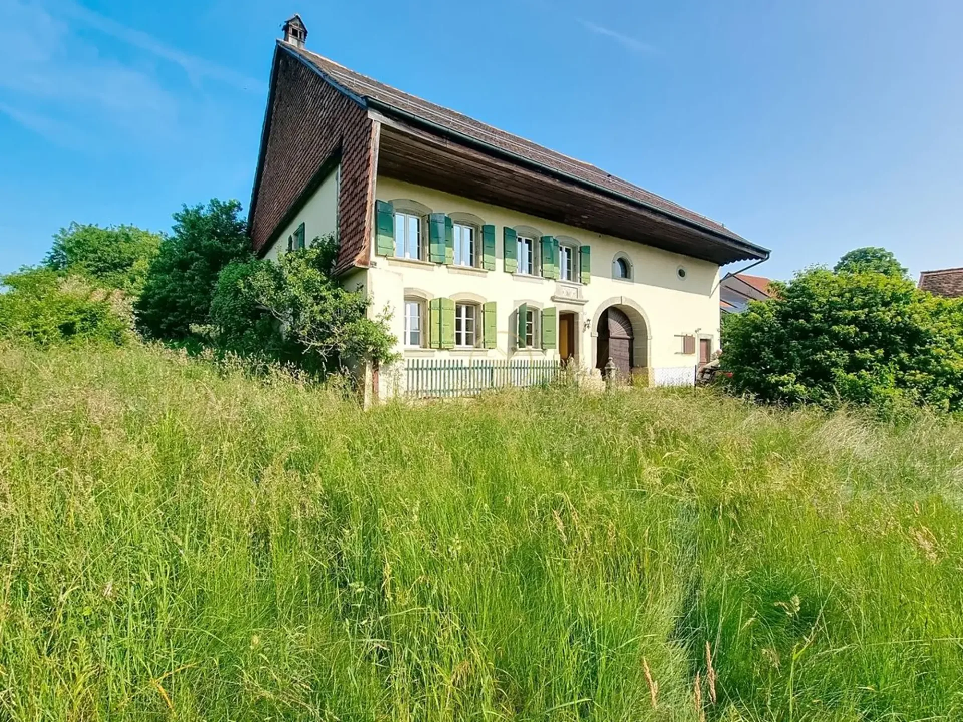 BRENLES, Bauernhof von 1851 mit 5,5 Zimmern zur Renovierung und 6000m2 landwirtschaftlichem Grundstück mit Potential.