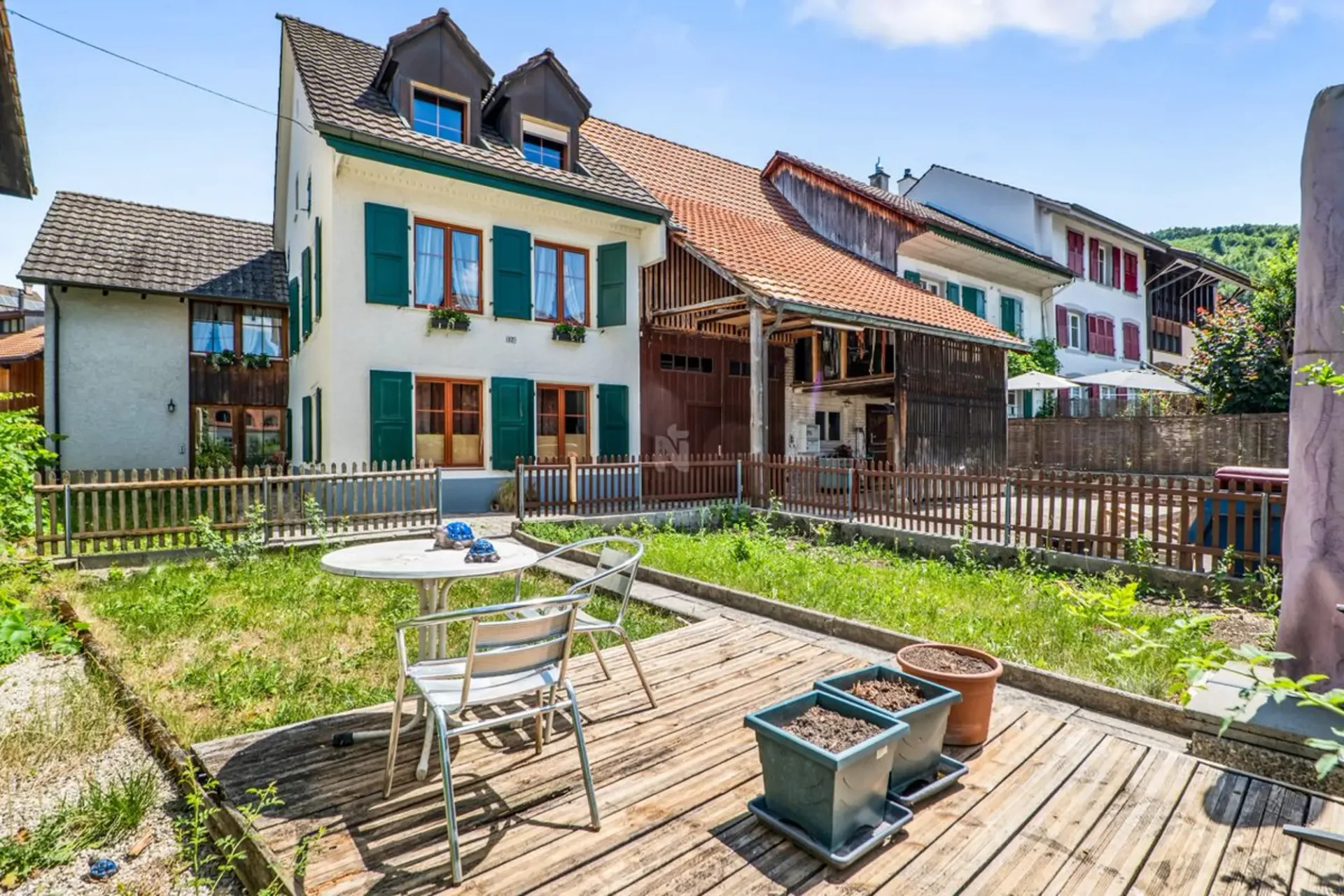 Dorf Idylle, Zentral, viel Potenzial und mit 2.5 Zimmer Einliegerwohnung (Generationenhaus)