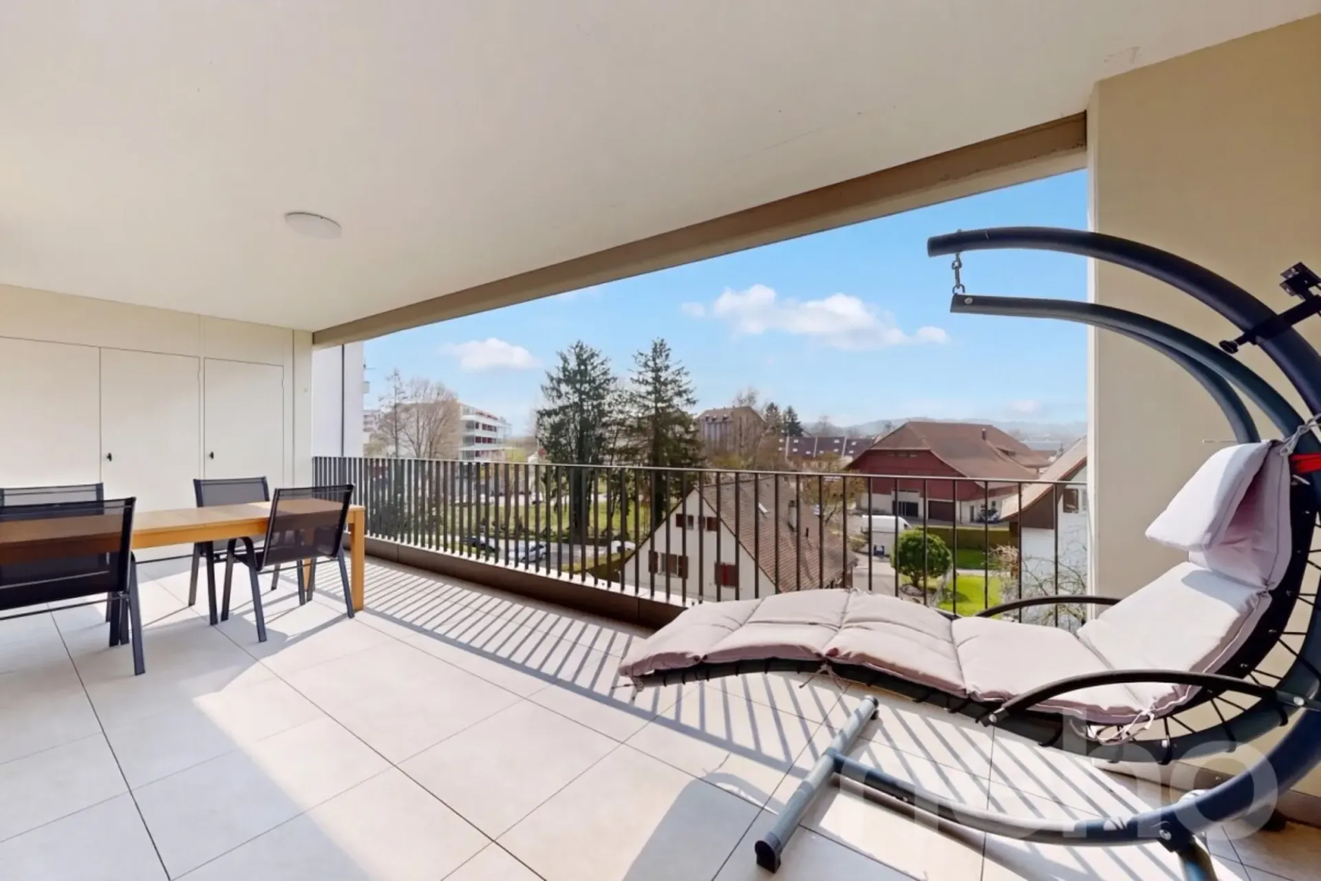 Luminoso appartamento di 2,5 locali con balcone coperto e vista libera