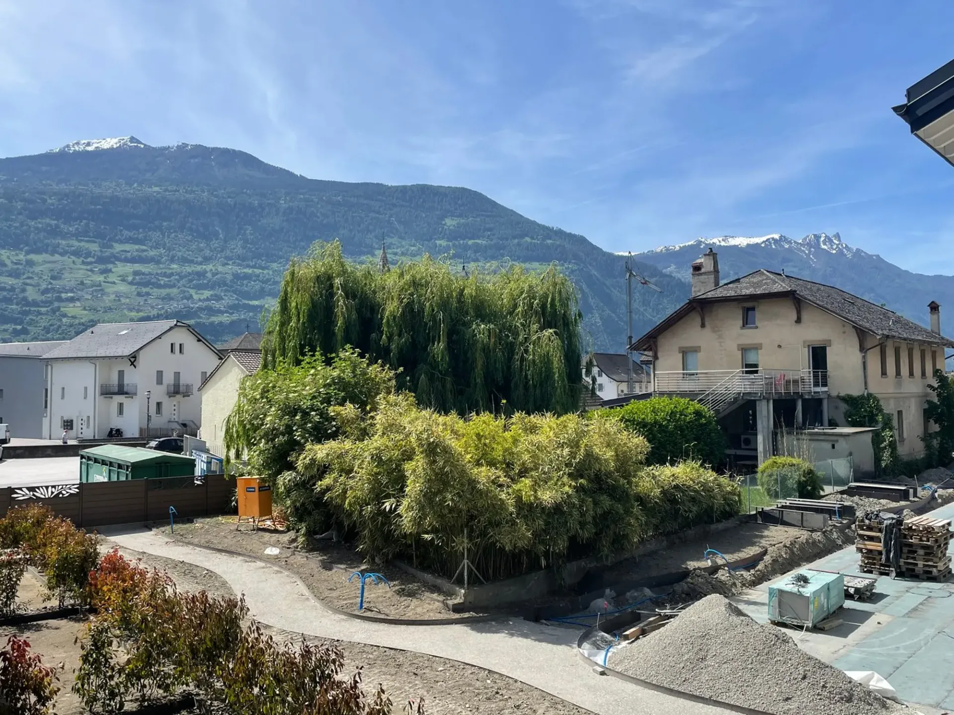 SUPERBES 2.5 Zi. NEU MIT BALKON - INKL. NEBENKOSTEN - IDEALE LAGE IN ARDON MIT INNEREM PARKPLATZ