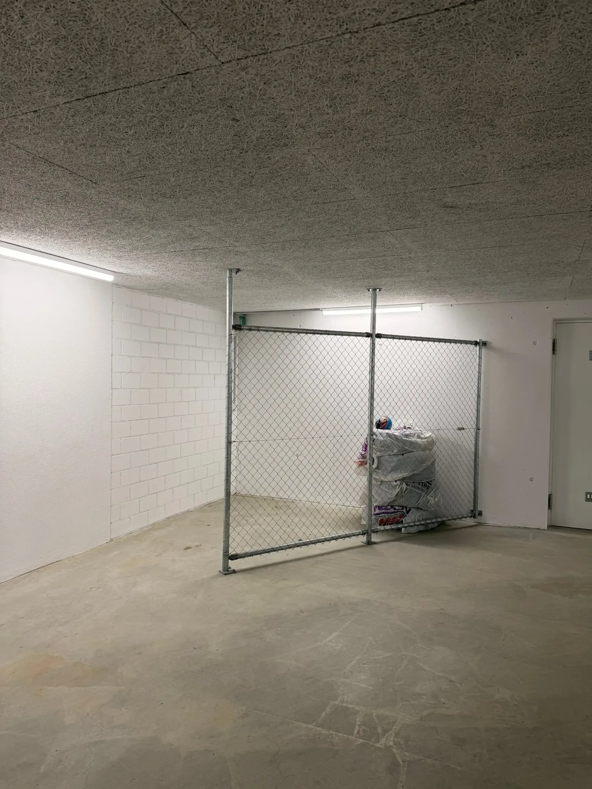 Sicherer Motorrad- oder Rollerparkplatz in moderner Einstellhalle