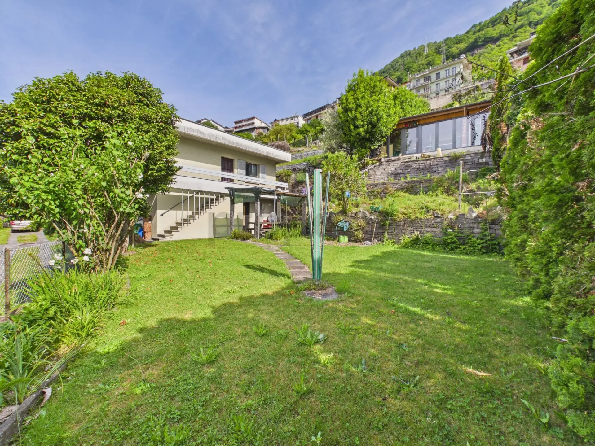 Geräumiges Mehrfamilienhaus mit großem Potenzial in Riazzino