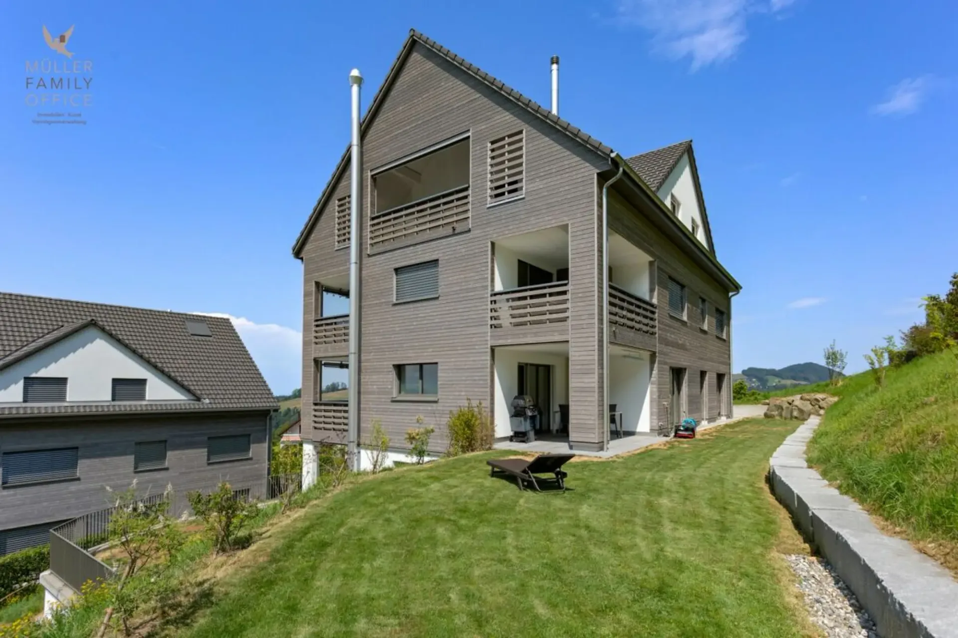 Living like in a single-family house - Exclusive 4 1/2 room garden apartment with beautiful lake view, plenty of privacy and high-quality construction