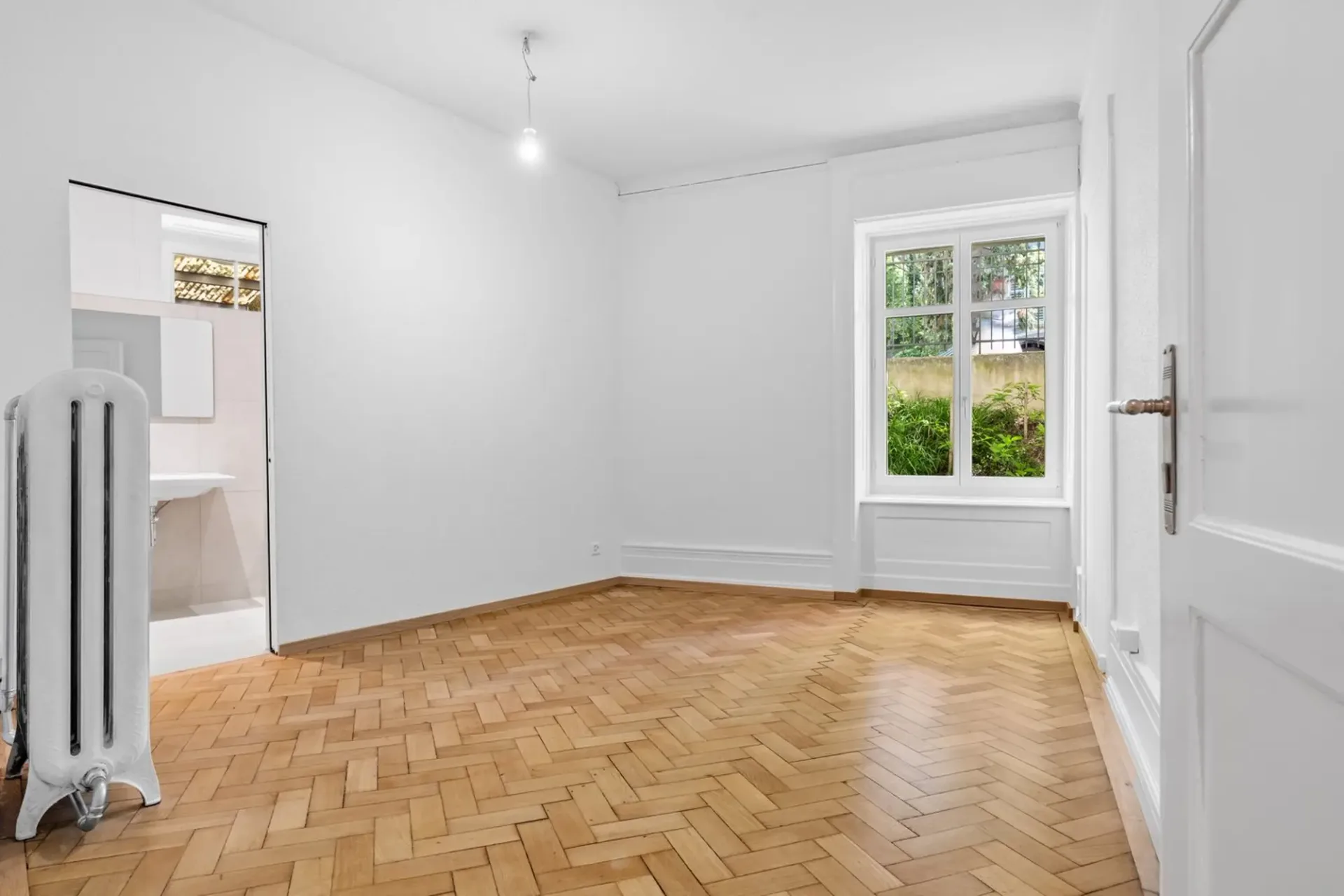 High-quality renovated 3.5-room apartment for rent in the heart of Zurich!