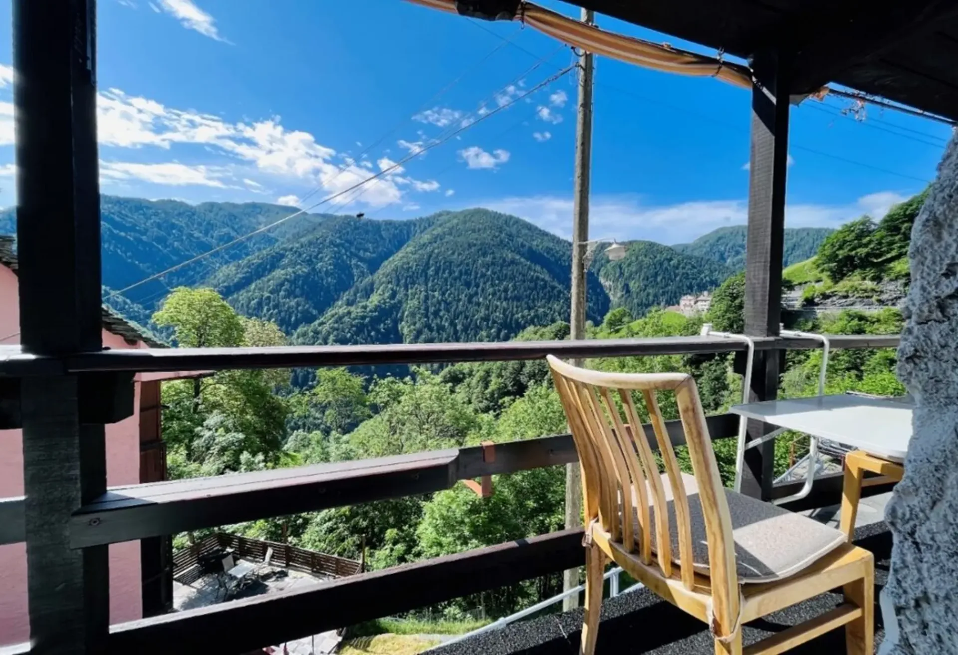 Renovierte Haus mit Drei 3 ½ Zimmer Wohnungen  mit Bauland