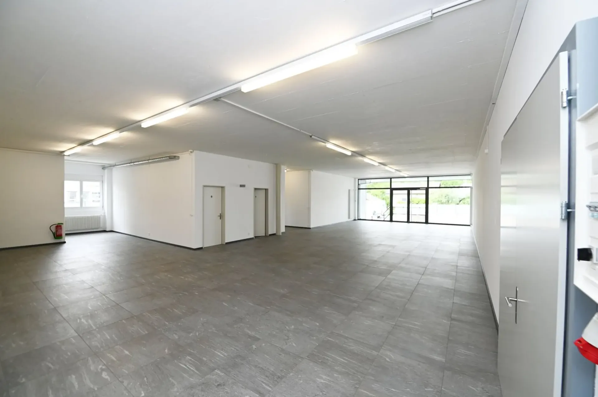 Ausstellung mit Fensterfront - Büro - Lager - PP - nähe Autobahnausfahrt