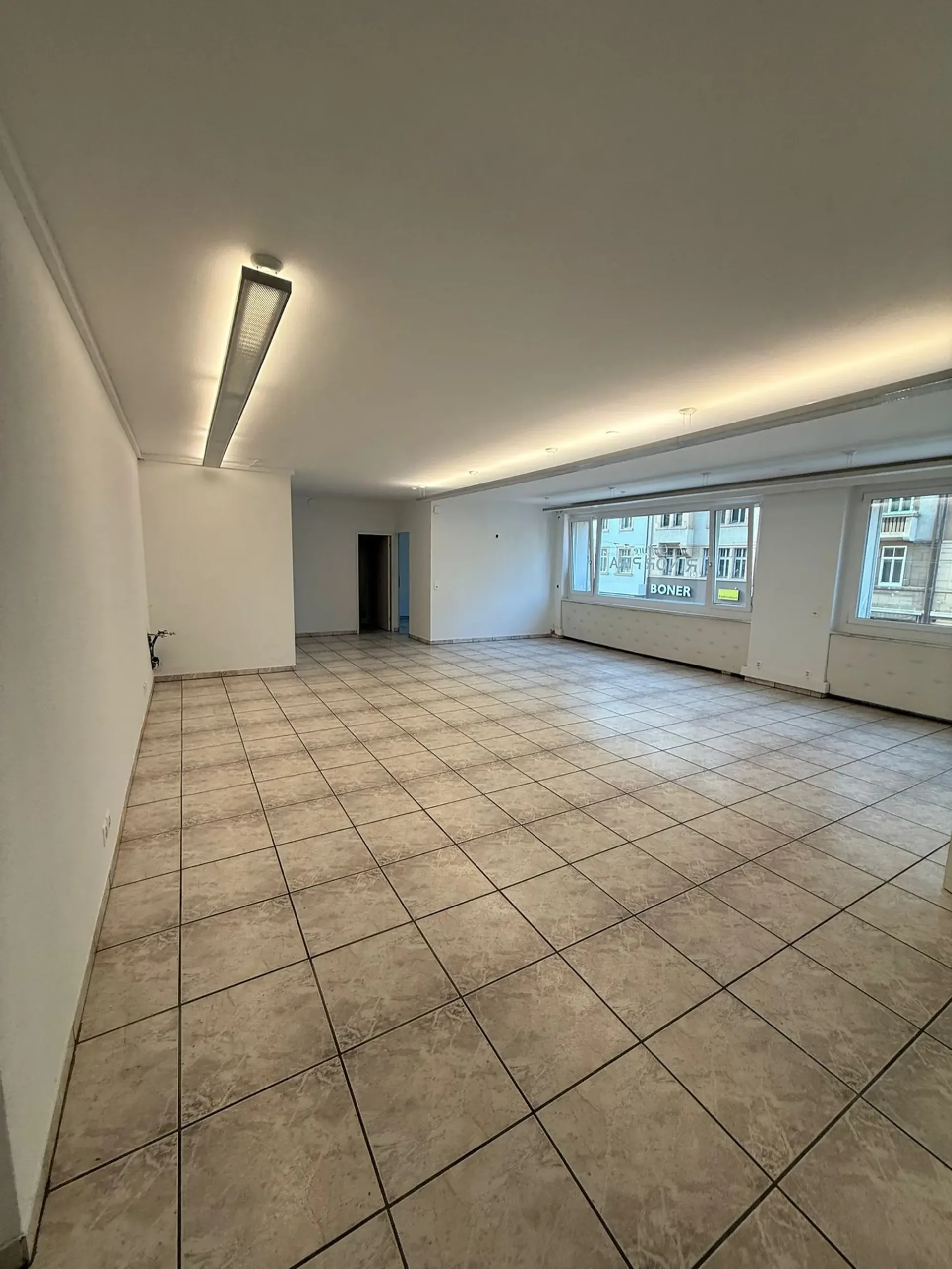 Espace commercial au cœur de Kleinbasel avec des options de stationnement