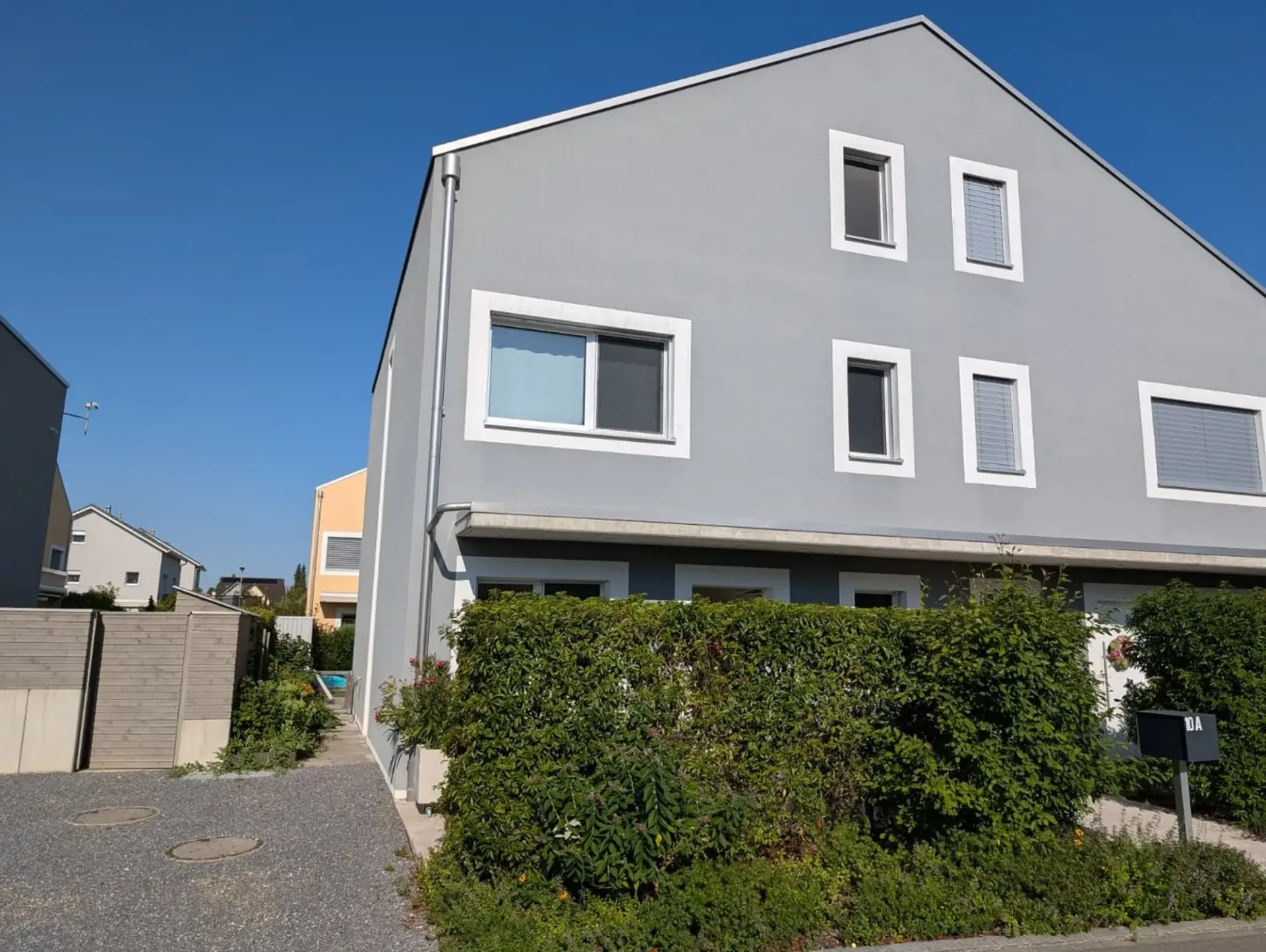 Modernes 5.5-Zimmer-Doppeleinfamilienhaus in familienfreundlichem Quartier