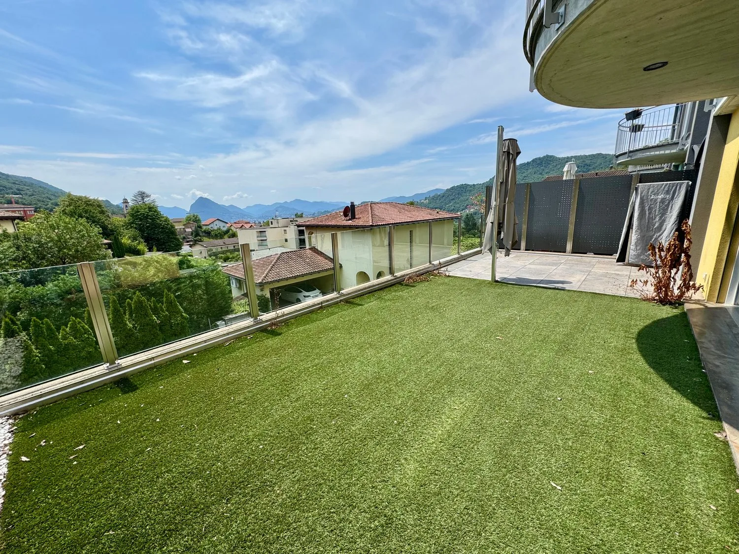 CADRO – ELEGANTES WOHNHAUS MIT PRIVATGARTEN, DOPPELGERAGE UND PANORAMABLICK