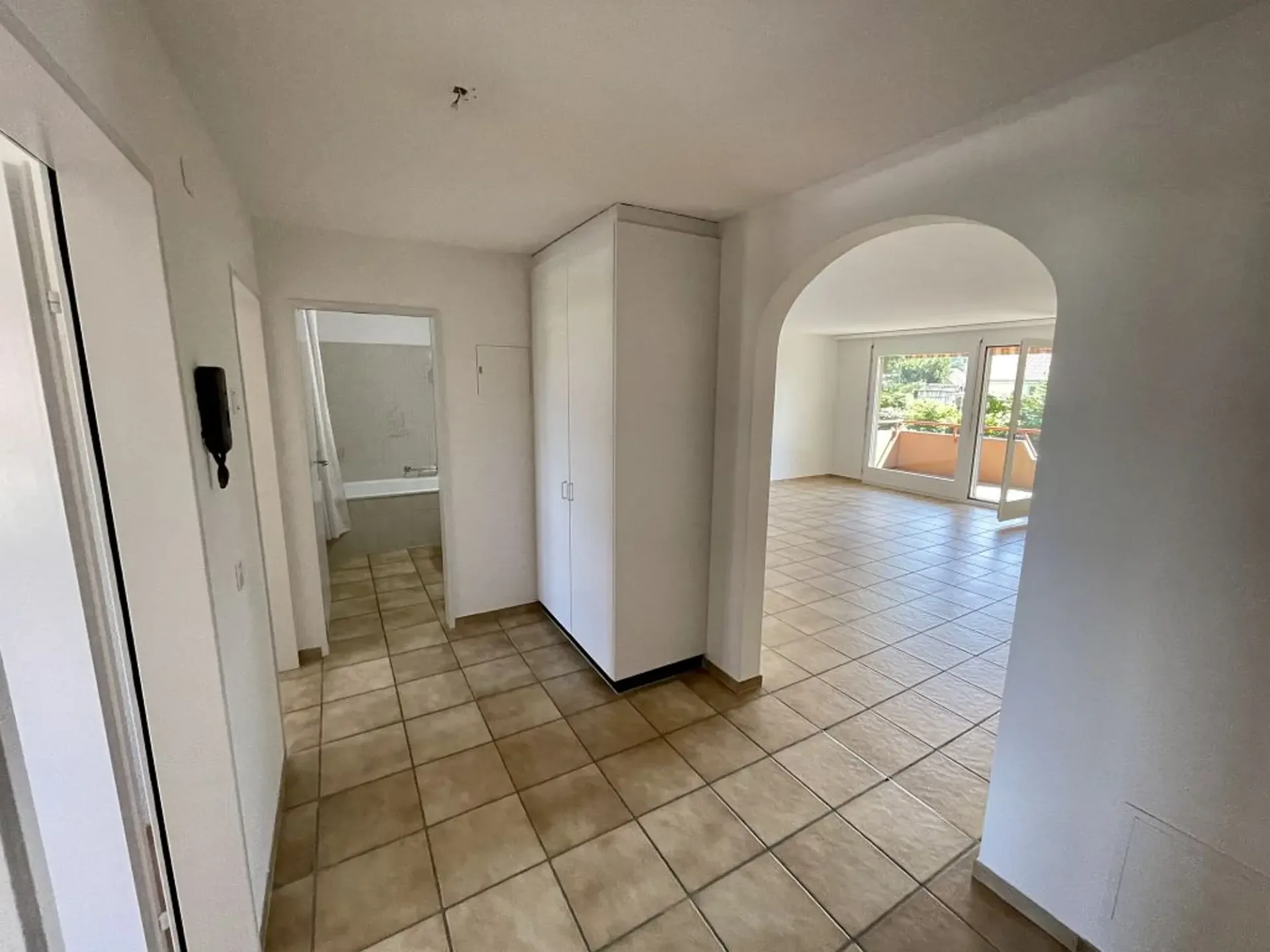 Grosse 3 1/2-Zimmerwohnung, 1. Stock links