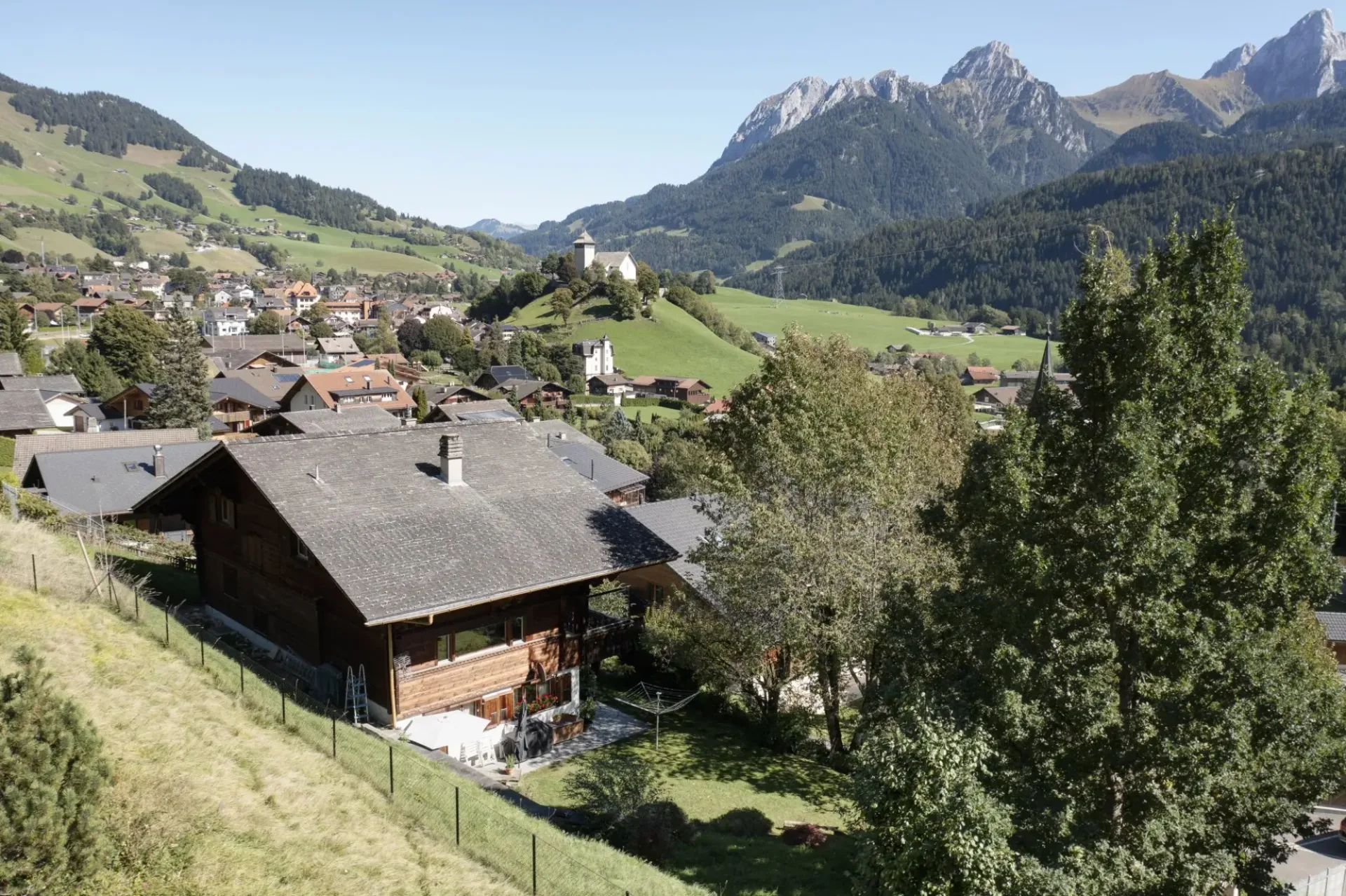 Un chalet familial composé de deux appartements, à rénover, au cœur de Château-d'Oex
