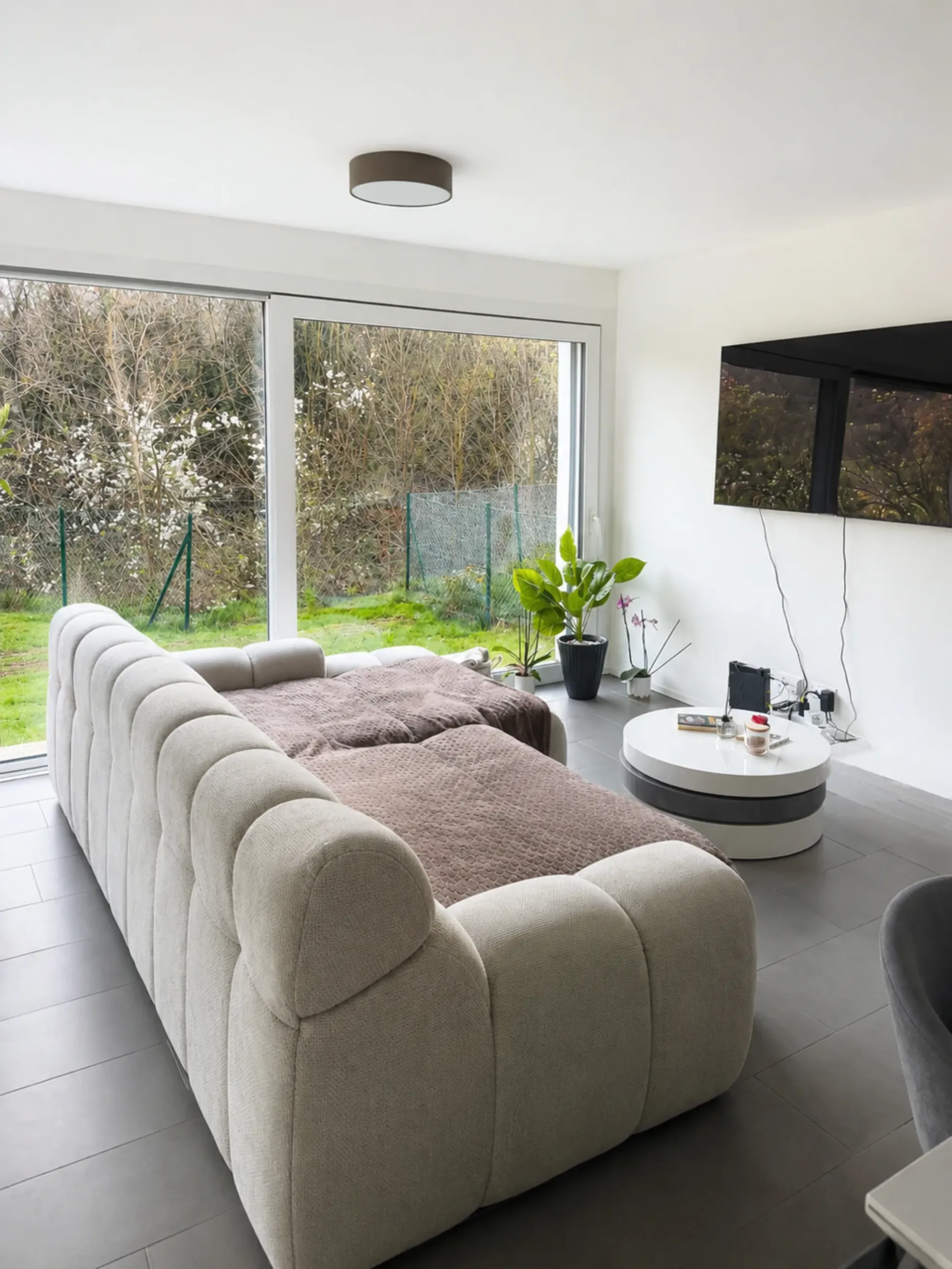 Moderne 2.5 Zimmer Wohnung mit Garten und Terrasse in Pedrinate